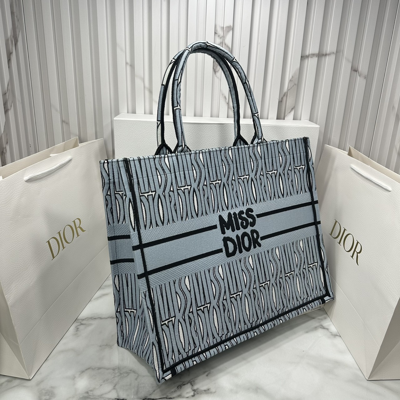 ORI หนังแท้ | Dior Miss Dior Allover Book Tote Handbag 16" กระเป๋าทรงโท้ทคอลใหม่ ดีไซน์ลวดลายกราฟฟิกสวยงามและหรูหราโดดเด่นไม่เหมือนใคร