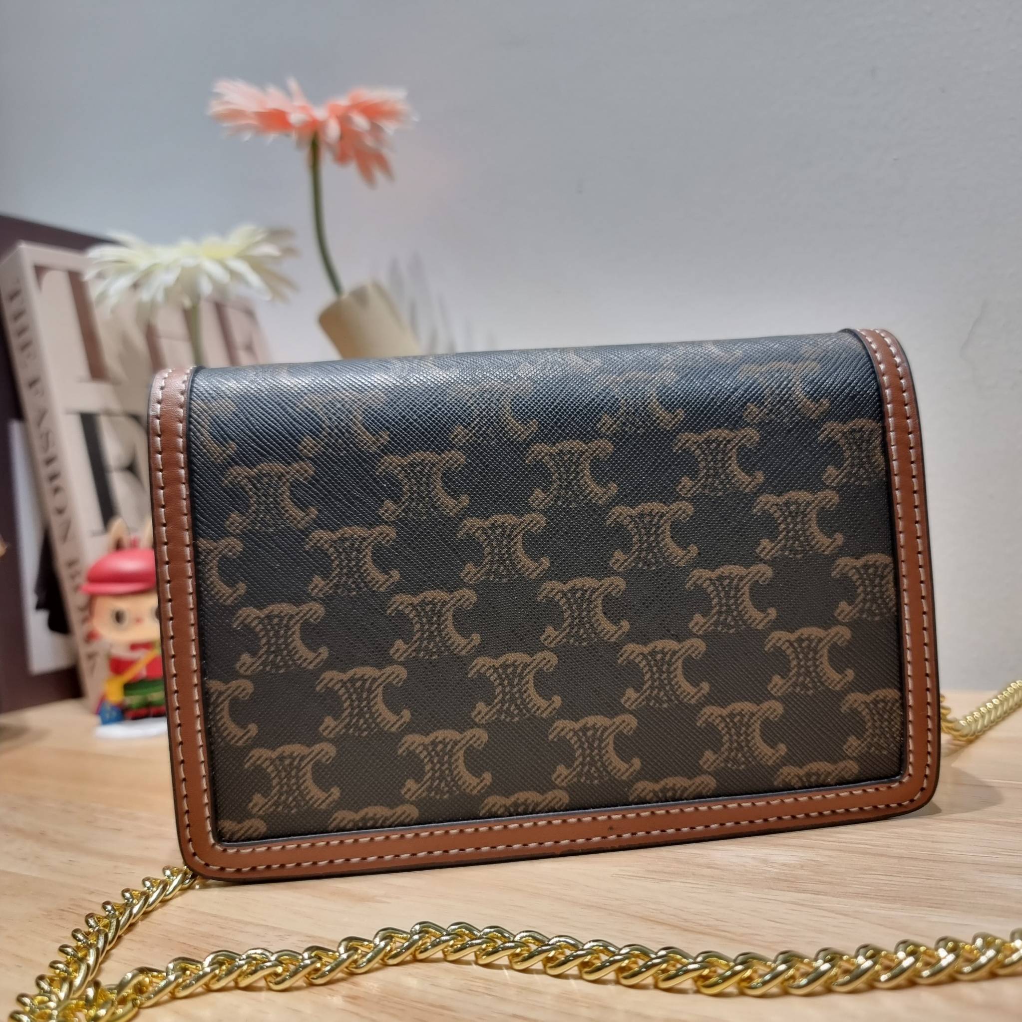 CELINE WALLET ON CHAIN TRIOMPHE CANVAS AND CALFSKIN ใหม่ล่าสุด สวยเฉี่ยว ไม่เหมือนใคร กับกระเป๋าสะพายกึ่งกระเป๋าสตางค์ ที่ใช้งานได้หลากหลายฟังก์ชั่น สะพายข้างได้ ถอดสายออกพกเป็นคลัทช์ได้