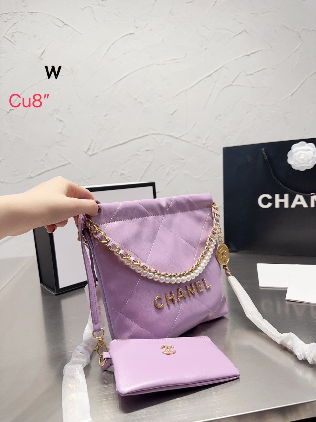 Chanel 22 mini bag with pearls 8" / Chanel Bag พร้อมส่ง กระเป๋าสะพาย สายโซ่อะไหล่ทองพร้อมสายมุกสวยหรู ทรงยอดฮิตในปี 2023 หิ้วหรือคล้องไหล่ได้ มาพร้อมกล่อง อปก ครบเซ็ท รอบนี้จัดราคาพิเศษสุดคุ้มค่ะ ใช้งานต่างประเทศได้ ภาพถ่ายจากงานขายจริง