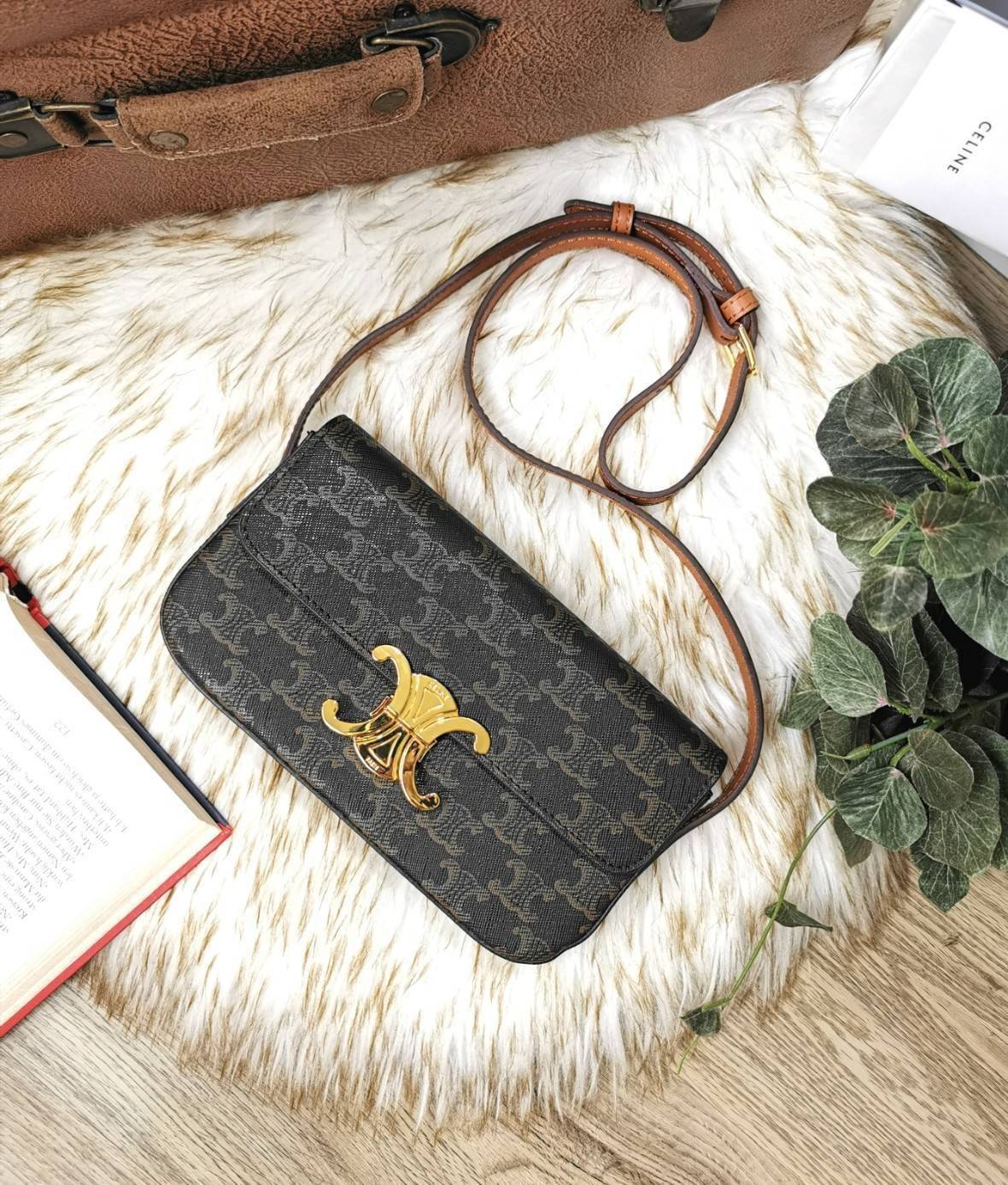 พรีเมี่ยมกิ๊ฟแท้ 100% 】CELINE TRIOMPHE SHOULDER BAG VIP GIFT WITH PURCHASE-GWP พรีเมี่ยมกิ๊ฟ Limited Edition จาก CELINE PERFUME DUTY FREE COUNTER วัสดุ TRIOMPHE & LEATHER ดีไซน์ยอดนิยมสไตล์สาว LISA