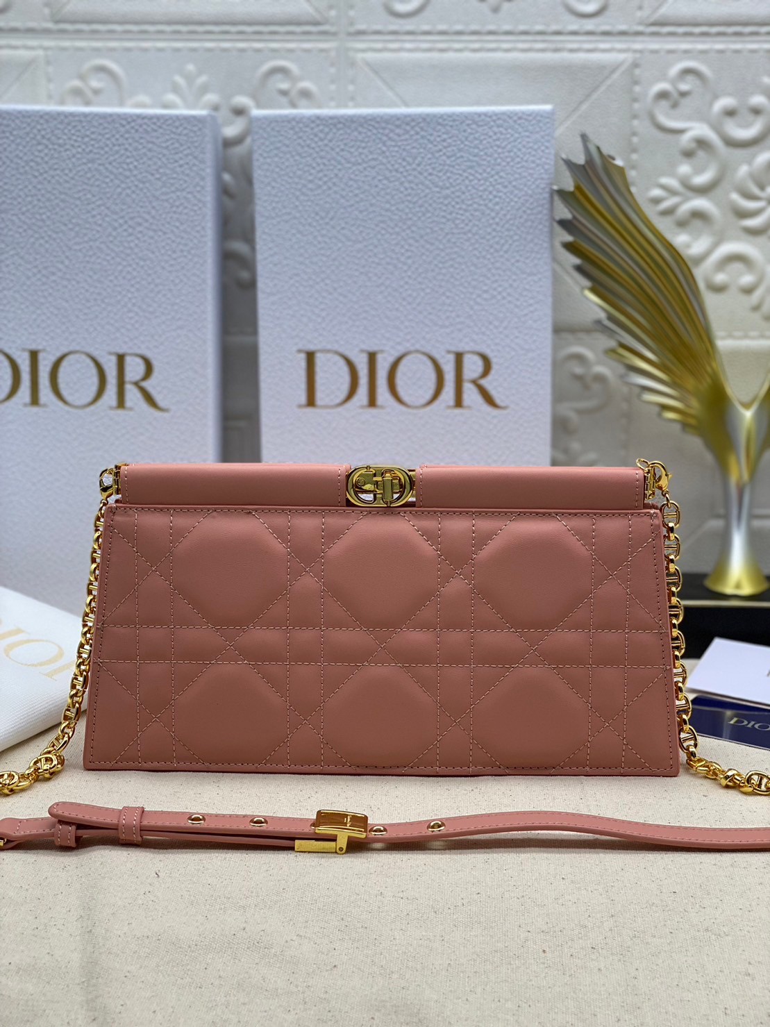 Dior Caro Colle Noire Clutch with Chain Cannage / DIOR Clutch / DIOR BAG พร้อมส่ง 4 สี กระเป๋าสะพายทรงคลัท ดีไซน์เรียบหรู ดูแพง รุ่นนี้คือ ถือแล้วผู้ดีมากค่ะ