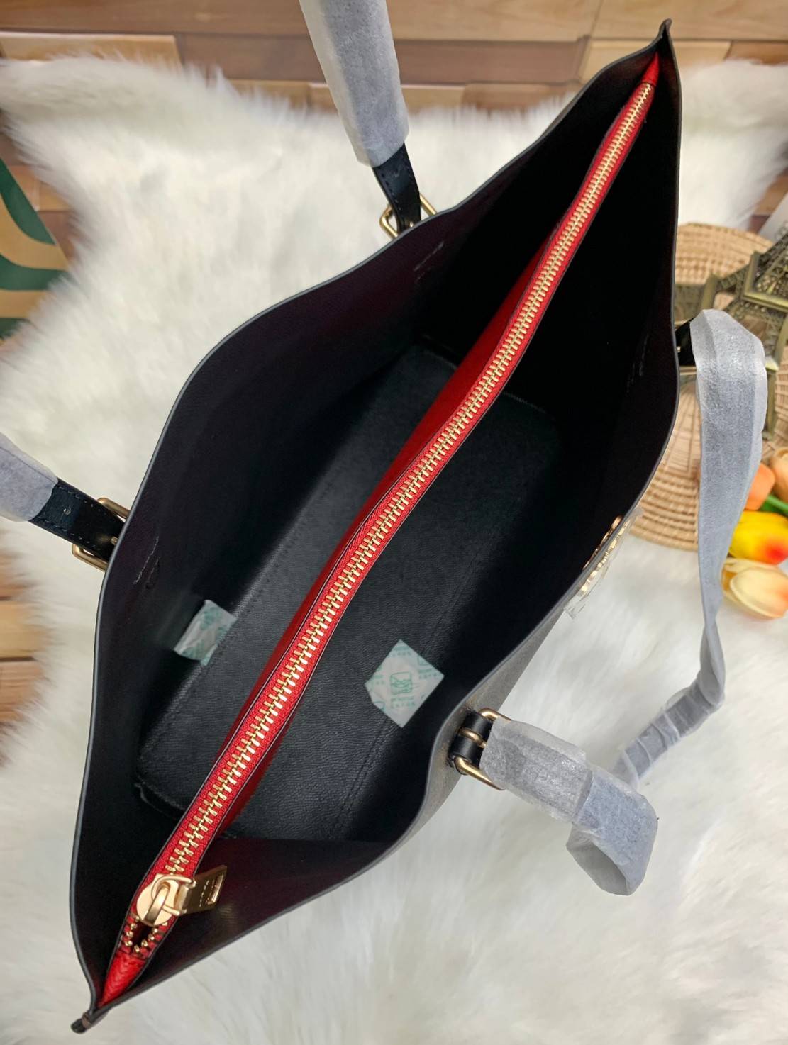 COACH MOLLIE TOTE IN SIGNATURE CANVAS ((1665)) พร้อมส่งอีกครั้ง ห้ามพลาดค่า! กระเป๋าหิ้ว//คล้องไหล่ ใบใหญ่ ทรงTote หนังแท้นิ่มอย่างดีค่ะ ภายในแบ่ง2ช่องใหญ่ สามารถใส่ A4ได้เลย ช่องกว้างมากๆ มีช่องกระเป๋าซิปกลางให้ใส่ของอีกช่องนะคะ