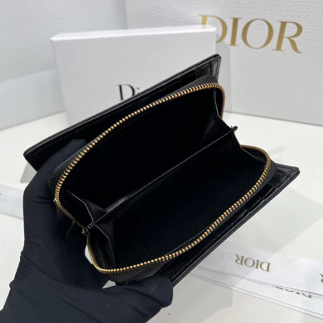 DIOR WALLET รุ่นใหม่ล่าสุด! กระเป๋าสตางค์ใบกลาง รับทรัพย์ จากแบรนด์ DIOR หนังสวยหรู ตกแต่งกิมมิคด้วยตัวห้อย D ด้านหน้า