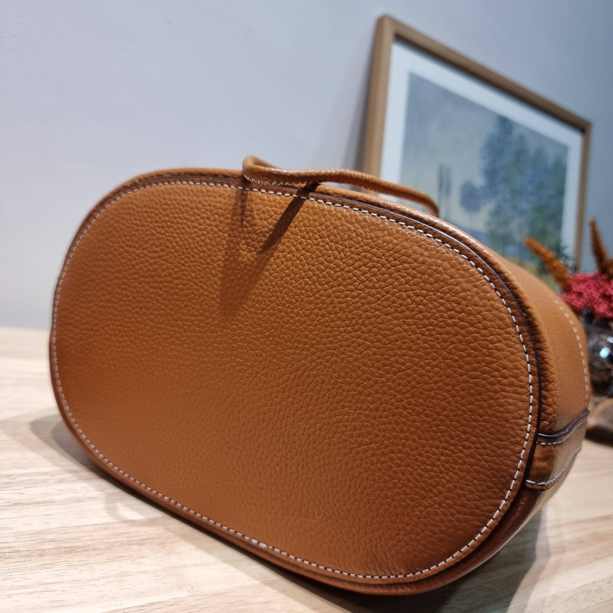 TORY BURCH MILLER BUCKET BAG / Tory Burch Bag รุ่นยอดนิยม สวยหรู ดูผู้ดี กับกระเป๋าสะพายบัคเก็ตใบใหญ่ โดดเด่นด้วยโลโก้สีทอง รูปทรงคลาสสิค