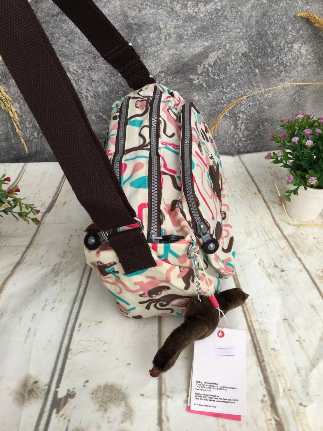 กระเป๋าสะพาย KIPLING รุ่น Reth วัสดุไนล่อนคุณภาพดี มาพร้อมดีไซน์ทันสมัย และสามารถใช้งานได้อย่างดี เข้ากับทุกการแต่งตัว โดดเด่นด้วยพื้นที่ภายในและช่องต่างๆ ที่ให้คุณจัดเก็บของสำคัญได้ครบถ้วน ไม่ว่าจะเป็นมือถือ ปากกา หรือไอเท็มจำเป็นของคุณ สายสามารถปรับและถ