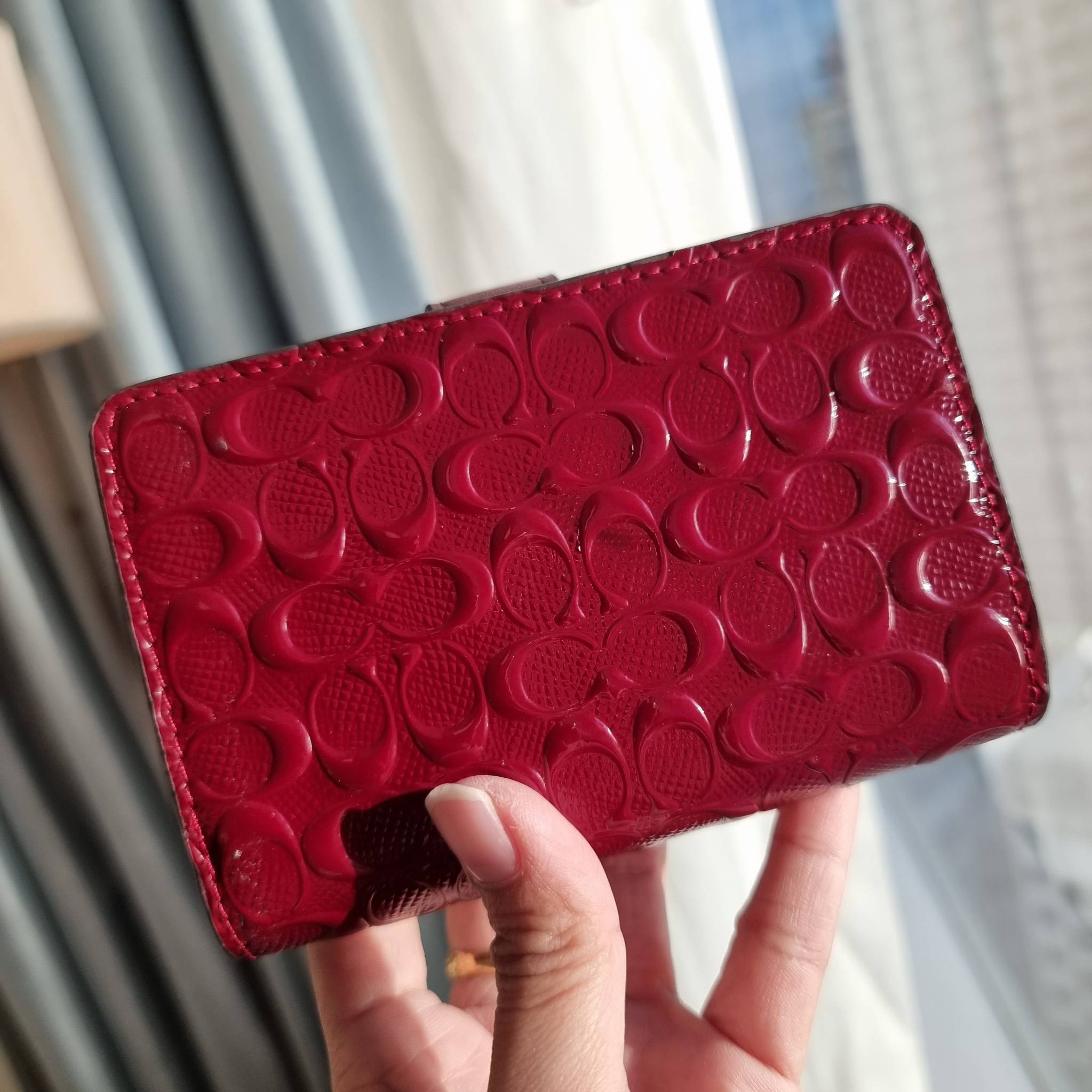 OUTLET 】COACH F25937 MEDIUM CORNER ZIP WALLET กระเป๋าสตางค์ใบกลาง 🔥 รุ่นหนังแก้วสุดฮอต!! สวยหรู ขนาดกำลังเหมาะมือ ดูดีดูแพงทุกสี มีช่องใส่บัตรและธนบัตรครบ และมีช่องแยกสำหรับใส่เหรียญ มาให้ครบเซ็ท พร้อมเสิร์ฟความสวยให้ถึงบ้านไปเลยจ้า