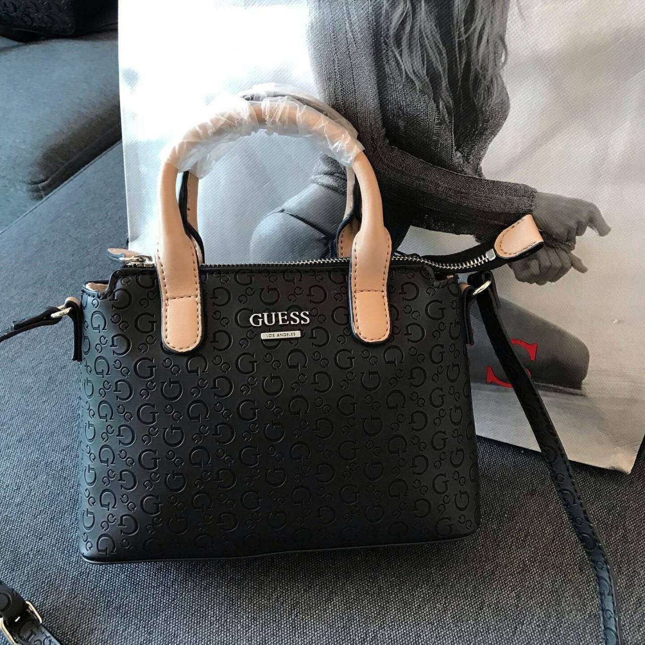 GUESS BALDWINPARK MINI BAG กระเป๋าถือหรือสะพาย วัสดุ Saffiano PU คุณภาพดี นิ่ม น้ำหนักเบา ด้านหน้าประดับด้วยโลโก้แบรนด์สวยหรู ตัวกระเป๋าลาย G ทั้งใบ เปิดปิดกระเป๋าด้วยซิปสะดวกใช้ ด้านในโล่งกว้างมีช่องสำหรับใส่ของหลายช่อง ใส่กระเป๋าสตางค์ใบกลางได้ ใส่Iphon