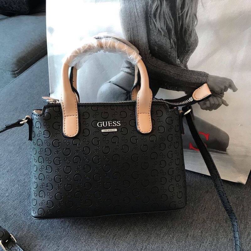 GUESS BALDWINPARK MINI BAG กระเป๋าถือหรือสะพาย วัสดุ Saffiano PU คุณภาพดี นิ่ม น้ำหนักเบา ด้านหน้าประดับด้วยโลโก้แบรนด์สวยหรู ตัวกระเป๋าลาย G ทั้งใบ เปิดปิดกระเป๋าด้วยซิปสะดวกใช้ ด้านในโล่งกว้างมีช่องสำหรับใส่ของหลายช่อง ใส่กระเป๋าสตางค์ใบกลางได้ ใส่Iphon