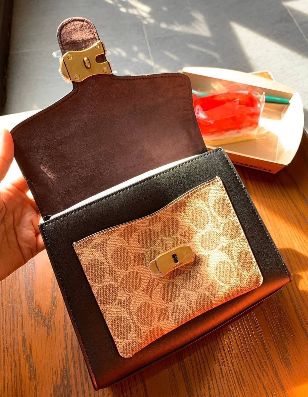 OUTLET 】COACH TABBY TOP HANDLE 20 LEATHER BAG หรูหรามากๆค่ะ สินค้าแนะนำ!! กระเป๋าถือ//สะพายข้างได้ วัสดุหนังแท้อย่างดี หนึ่งใบทำหนัง2แบบได้อย่างลงตัว สวยงาม มีอะไหล่ตัวC ใหญ่ด้านหน้าโดดเด่นหรูมากๆค่ะ 🔺เปิดปิดแบบกดล็อค ภายในมี2ช่องสำหรับใส่ของ สามา