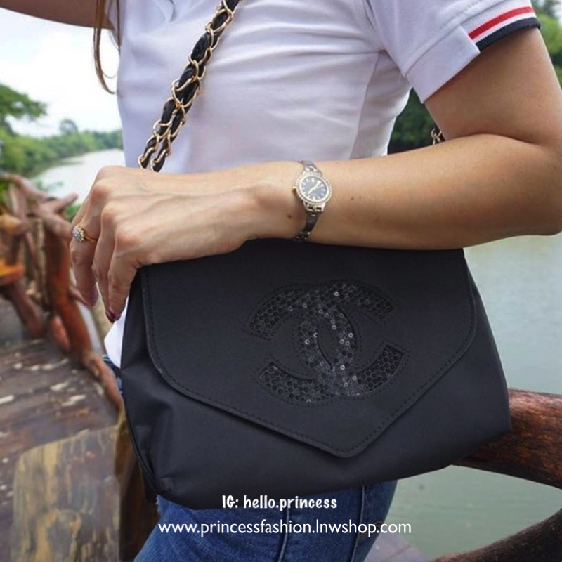 Chanel Envelope Cosmetic Bag With Chain VIP Gift With Purchase (GWP) VIP. gift แท้จาก Chanel Cosmetic Counter ดีไซน์รูปซองจดหมาย วัสดุ Nylon & Polyester 100% อยู่ทรงสวยอด้านหน้า ประดับโลโก้แบรนด์วิ๊งๆ สวยหรูดูดี เปิดปิดด้วยฝาปิด พร้อมซิปแบรนด์อะไหล่ทอง ซั