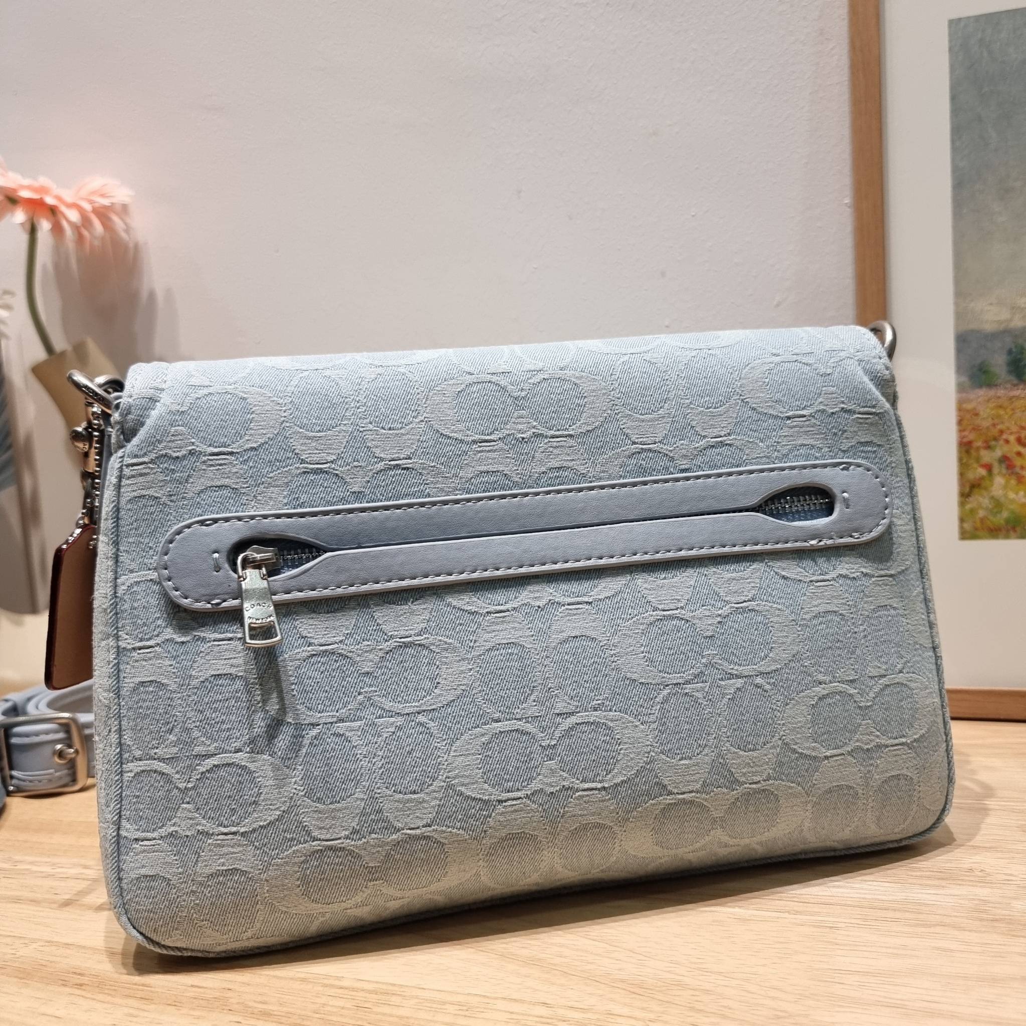 COACH CJ854 SOFT TABBY SHOULDER BAG IN SIGNATURE DENIM ฉุดไม่อยู่แล้วจริงๆกับไอเท็มนี้ ที่ร้อนแรงแบบปังๆไปเลย!! กระเป๋าสะพายไหล่/สะพายข้าง ดีไซน์วินเทจย้อนยุค สวยคมชัด คลาสสิคใช้ได้ทุกลุค