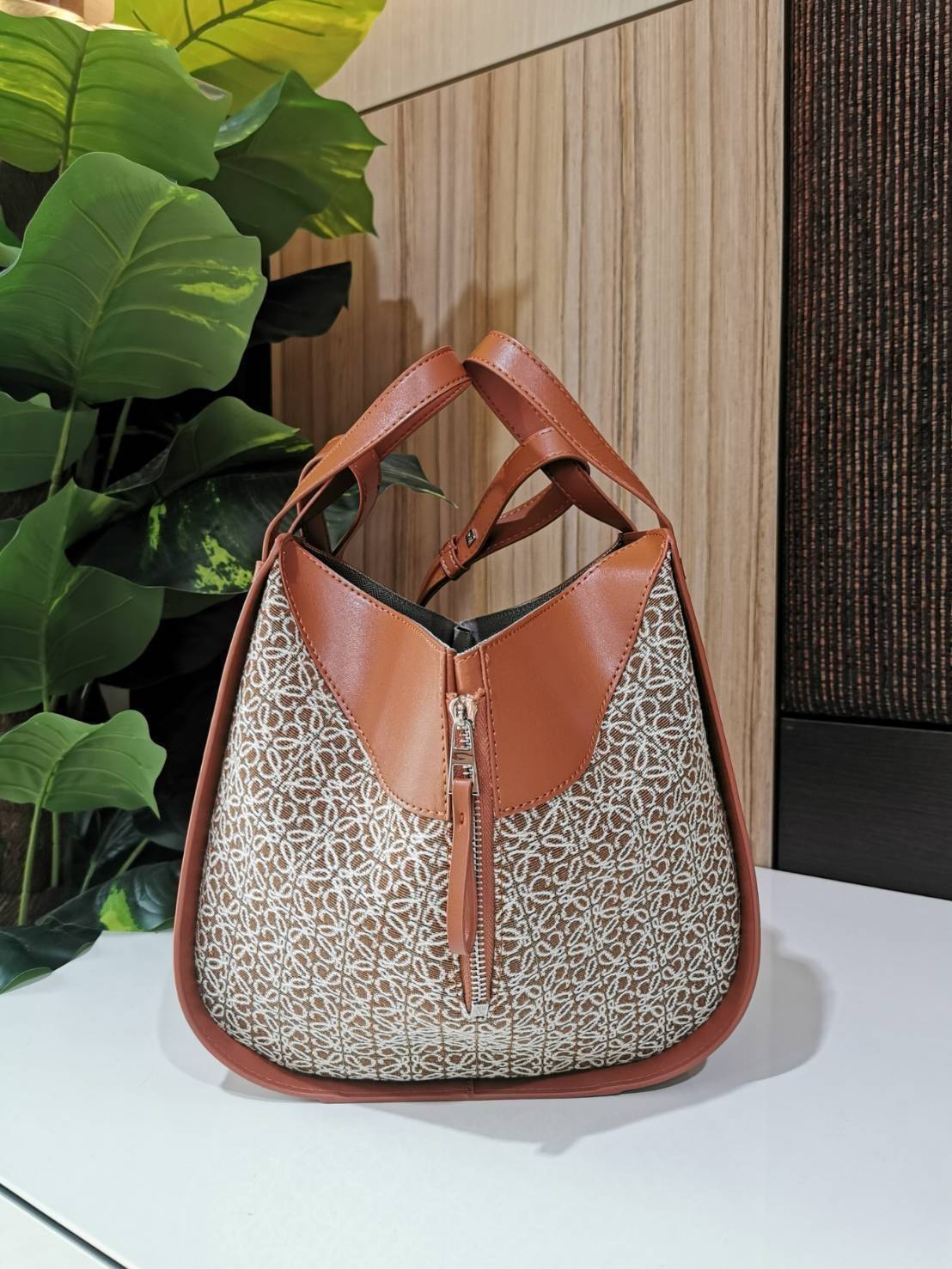 LOEWE ANAGRAM SHOULDER BAG VIP กระเป๋าถือหรือสะพาย รุ่นหายากสุดเลอค่าวัสดุ Anagram Canvas ตัดหนังแท้ Calfskin สุดคลาสสิค ขนาดกำลังดี น้ำหนักเบา ภายในโล่งกว้างและจุ ใส่กล้อง มือถือ ของใช้ได้เยอะ มาพร้อมหูสั้นหนังแท้หิ้วถนัดมือและสายหนังยาวสะพายไหล่หรือ Cro