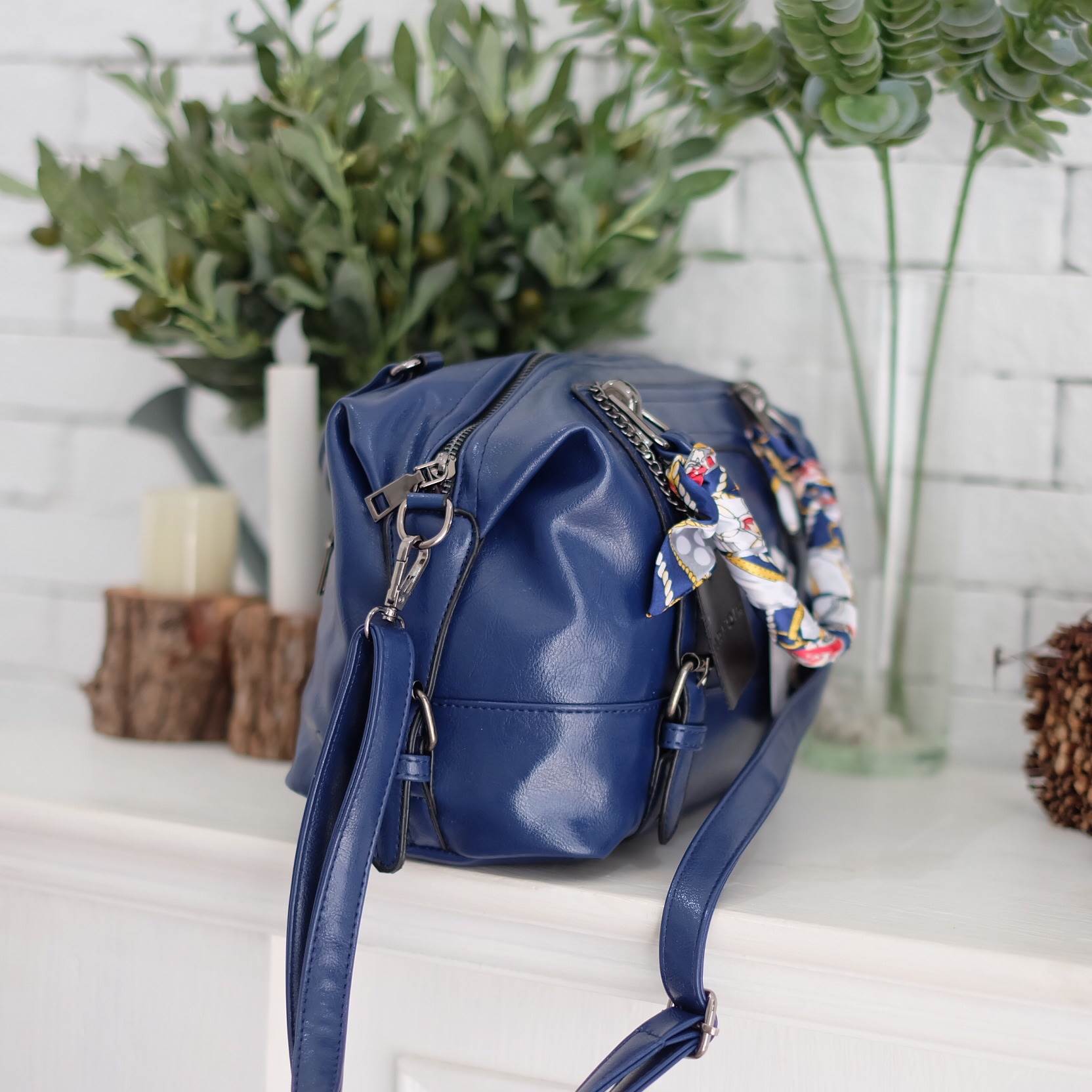 ทรงสวยมาก ห้ามพลาดเลยค๊า รุ่นใหม่จาก แบรนด์ PARFOIS หนังสวย ขนาดกะลังดี ด้านข้างเก็บทรงทำให้กระเป๋าดีไซด์ ไม่ซ้ำใคร แถมภายในมีช่องเก็บของหลายช่องแยกเก็บได้หลายช่อง แนะนำเลยคะใบนี้ ดีงามแน่นอน ขนาด 21x 22x 12 cm. สายยาว 60 ปรับได้ free size คะ