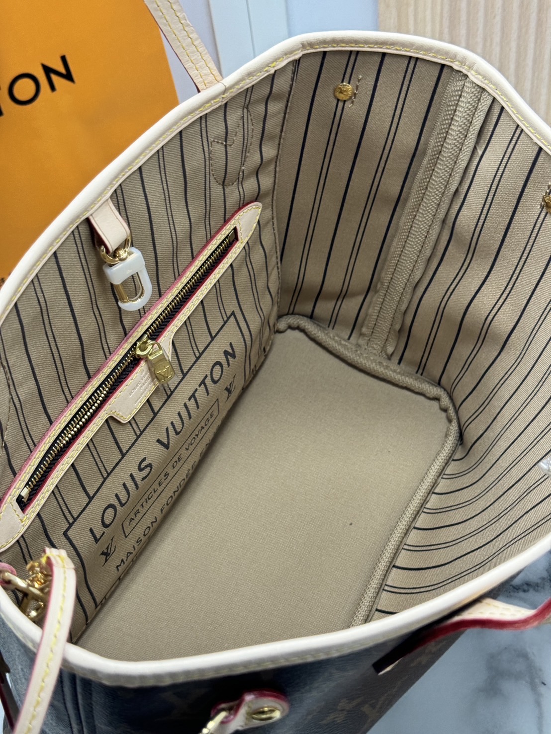 TOP ORI หนังแท้ | LV Neverfull PM bag Monogram Canvas กระเป๋าสะพายทรงโท้ท PM ดีไซน์คลาสสิกเหนือกาลเวลาเข้ากับดีเทลที่สืบทอดมายาวนาน Monogram แคนวาสแต่งขอบหนัง ดีไซน์พื้นที่ด้านในกว้างทว่าดูเพรียวบาง