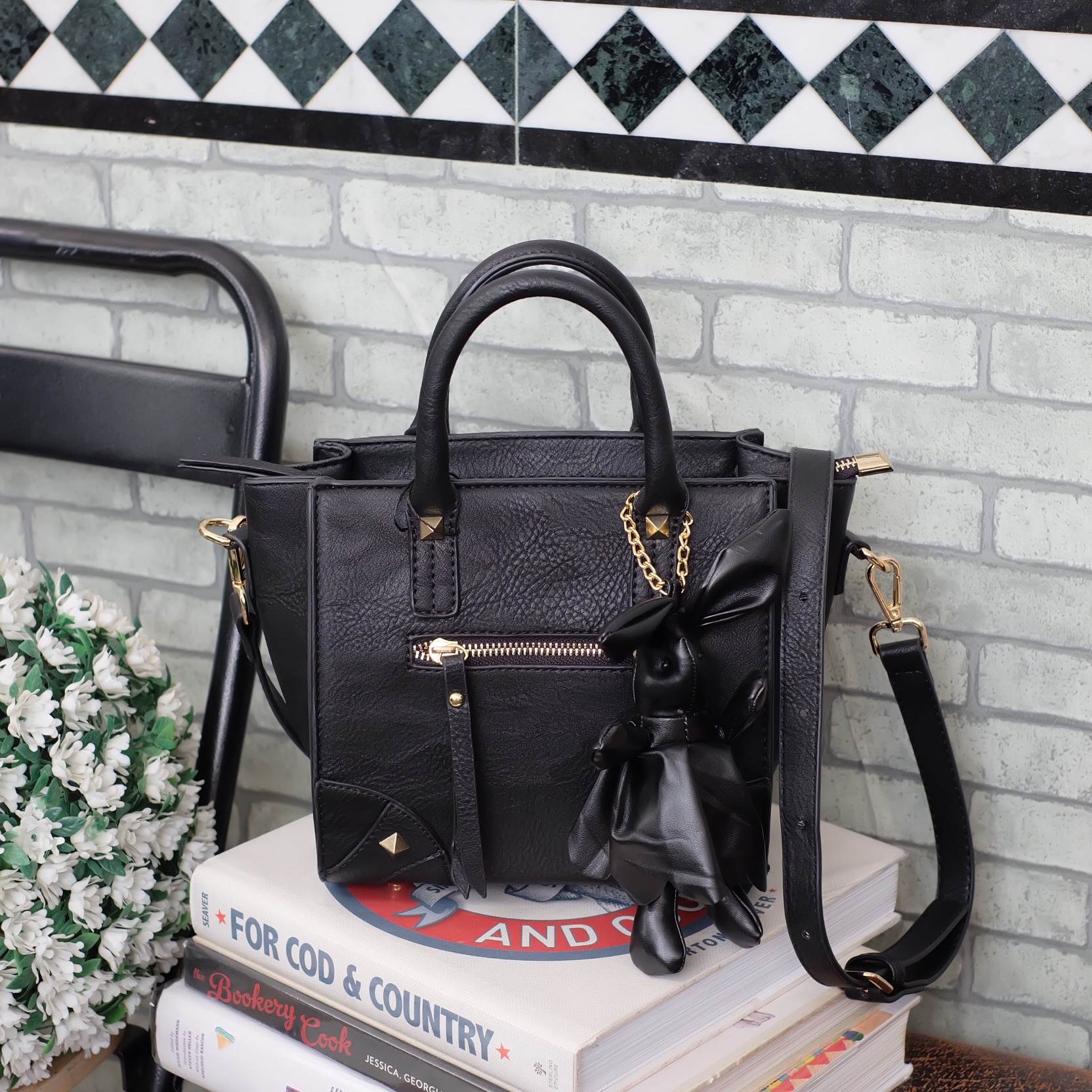 รุ่นใหม่ล่าสุดเลย ห้ามพลาดน๊า !! จากแบรนด์ KEEP รุ่น Teena mini handbag (( size นี้ ใส่กระเป๋าตังค์ยาว และโทรศัพท์ได้ทุกรุ่นคะ )) กระเป๋าสะพายข้าง ขนาดกะทัดรัด หนังเนื้อดี ลายหนังชัด ทนทานคะ น้ำหนักเบา ดีไซด์ ทันสมัย เข้าได้กับทุกชุด สายสะพายเป็นสายหนังปร