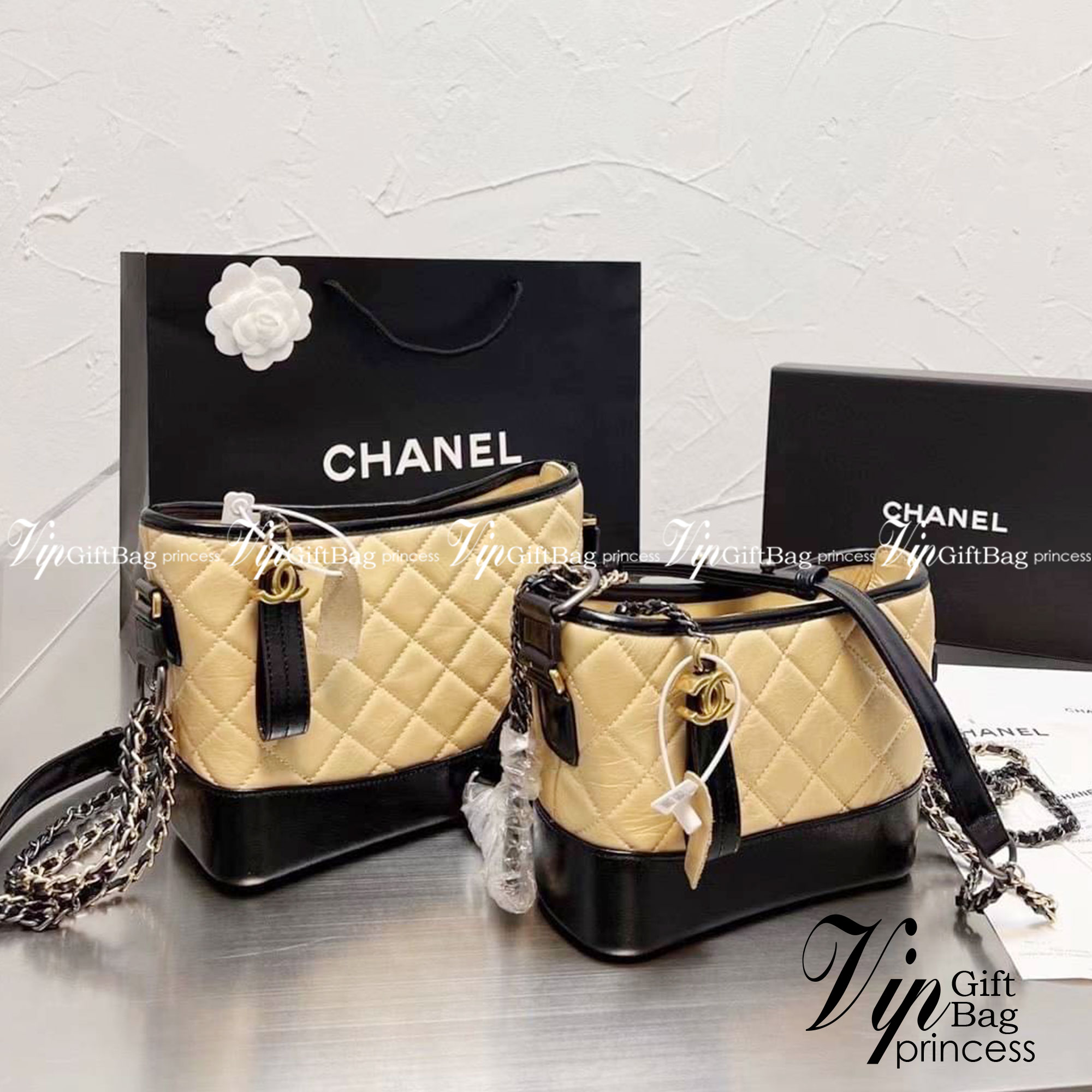 CHANEL SHOULDER BAG / CHANEL GABRIELLE HOBO BAG มี 2 size 8" 10" กระเป๋าสะพายข้าง/ไหล่ หนังนิ่ม หรู มาพร้อมพวงกุญแจสัญลักษณ์แบรนด์ อะไหล่พร้อมโซ่สะพายสีทองสลับเงิน สามารถสะพาย crossbody หรือสะพายไหล่ได้หมด สะพายแล้วขับผิวมากๆ