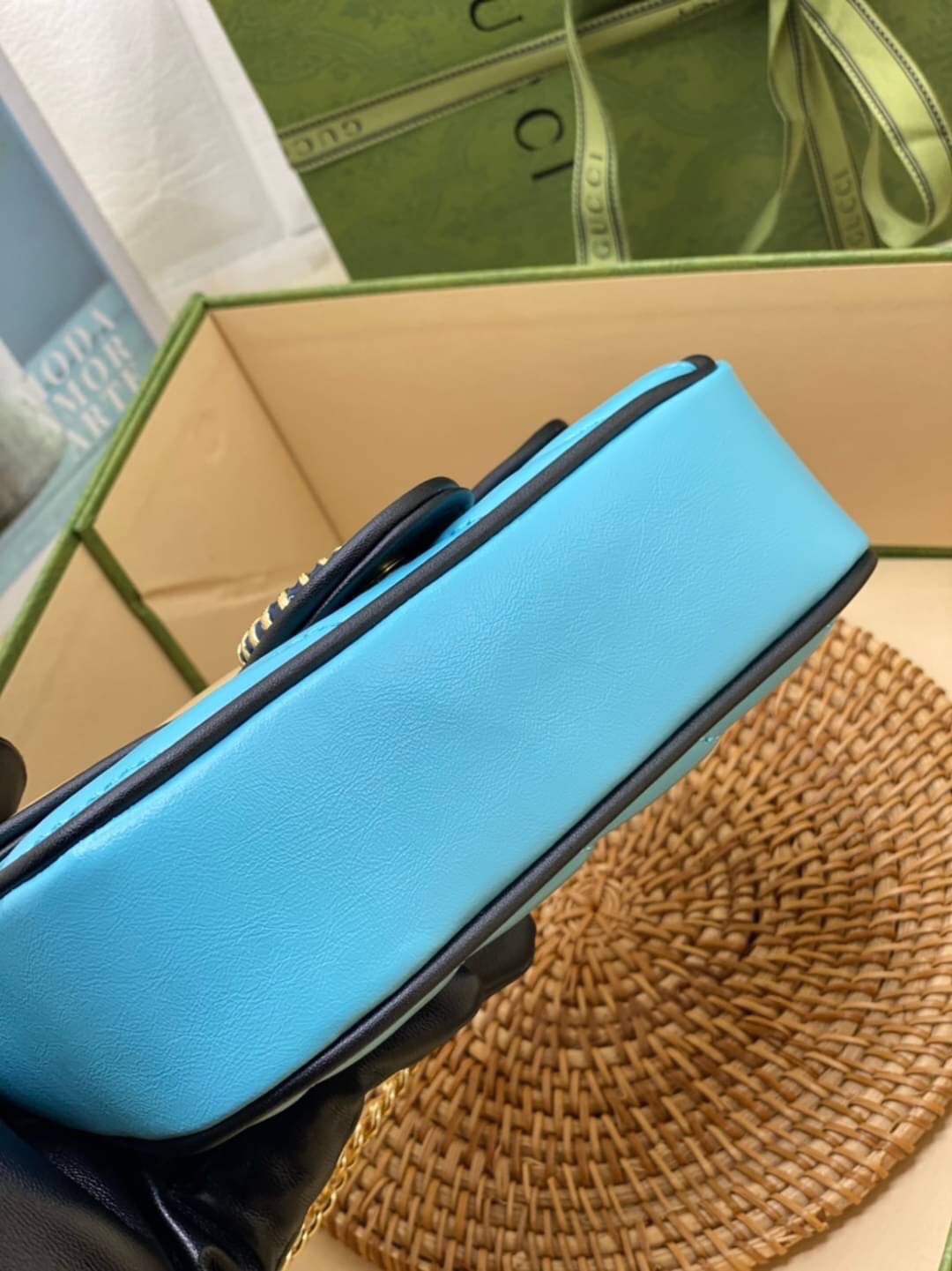 หนังแท้ VIP GIFT 】GUCCI GG Marmont super bag [mini & small] กระเป๋าสะพายข้าง โทนสีสดใสเล่นสีทูโทนตัดกันอย่างลงตัว เฟี๊ยดมากค่ะ ไซส์กะทัดรัด พกพาง่าย น้ำหนักเบา ดีไซน์สวย ภายในโล่งกว้าง มาพร้อมสายสะพายโซ่อะไหล่ทองในตัว ปรับใช้ได้ทั้งแบบสะพายเดี่ยว และสะพาย