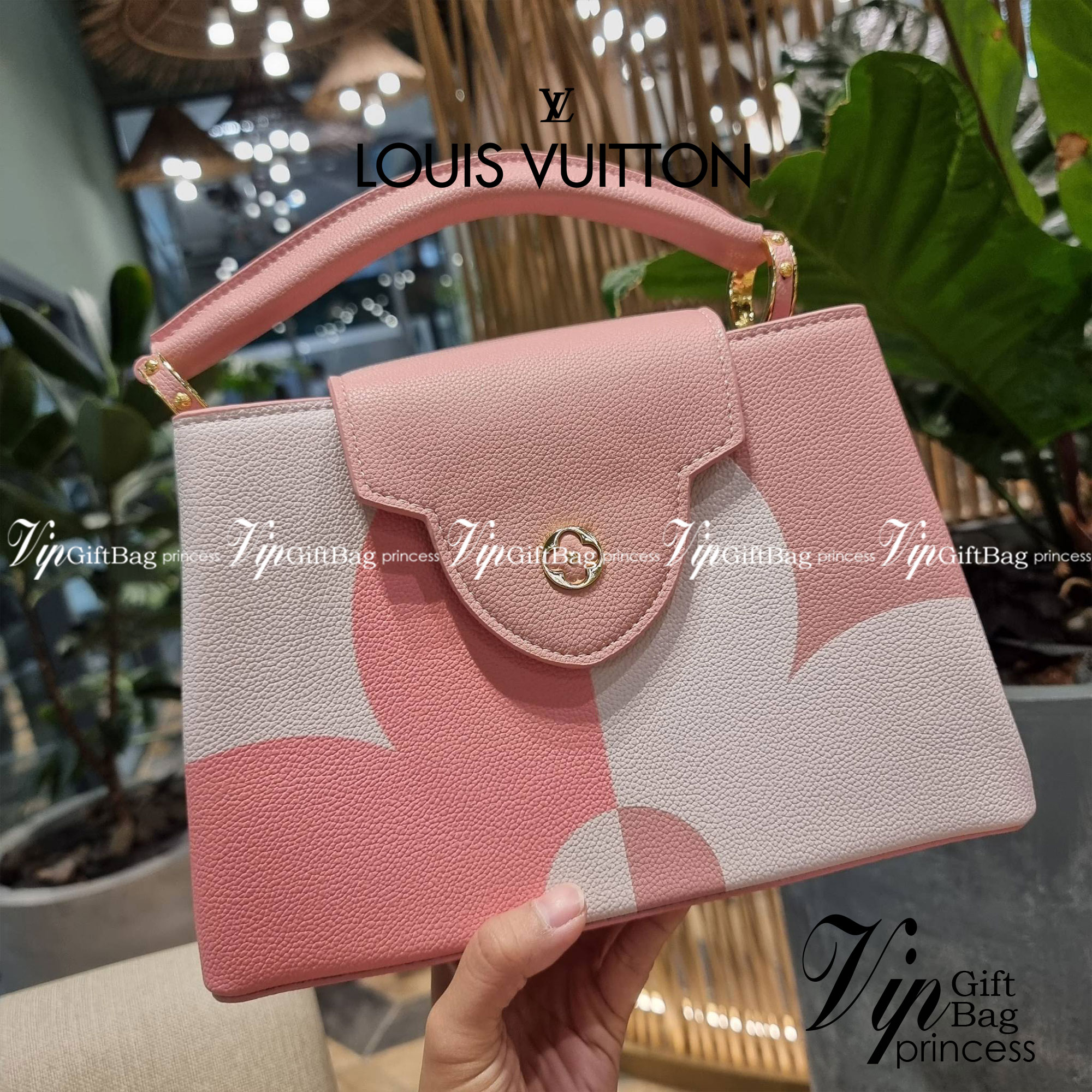 LV capucines top handle ที่สุดของความสวยในราคาเบาๆ กระเป๋าถือสุดหรู ดีไซน์ทรงคลาสสิค พร้อมลวดลายหรูหรา มาพร้อมหูจับในตัว ด้วยรูปทรงวินเทจและวัสดุหนังลูกวัว สัมผัสดี ขับผิว ทำให้ไอเท็มนี้สะกดทุกสายตาจริงๆ และยังมีลูกเล่นที่ฝาปิดกระเป๋า ที่สามารถปิด หรือสอด