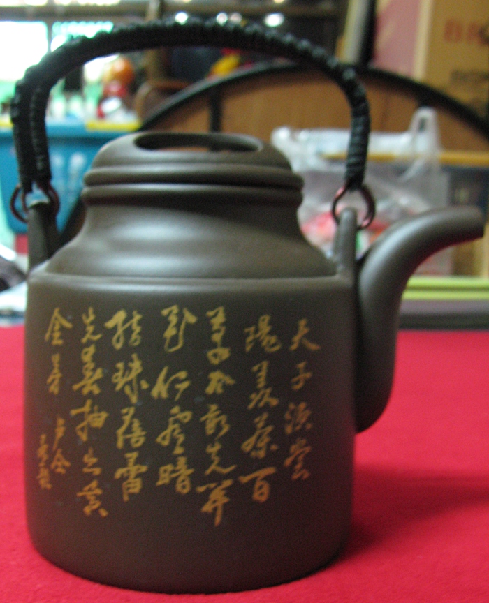 สินค้าหมดค่ะ กาน้ำชาคนขี่ม้า-ตัวหนังสือจีนปั้นด้วยมือ(ทำจากดินจื่อซา)สีม่วงประกายแดงค่ะ