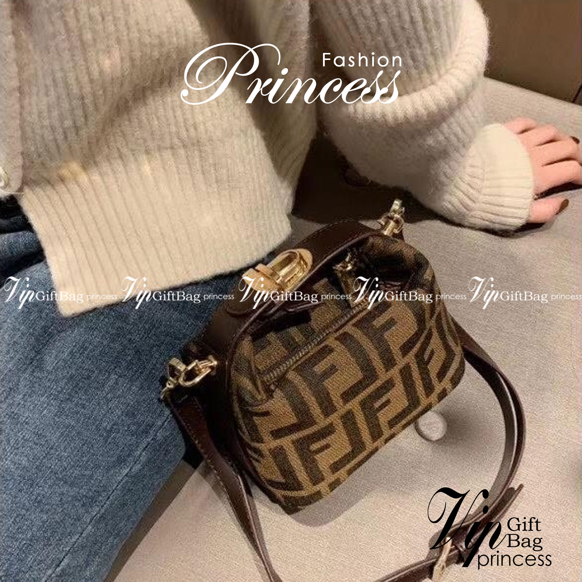 FENDI MINI BAGUETTE BROWN FABRIC BAG วัสดุ CANVAS พิมพ์ลายแบรนด์ *ทรงมินิน่ารัก เปิดปิดด้วยตัวล็อคปั้มลายแบรนด์ พร้อมซิปยาว ภายในมีช่องซิปแยกอีกช่อง สามารถใส่ iphone เงิน ของจุกจิกได้ มาพร้อมสายสะพาย2แบบ ถอดปรับได้ อะไหล่ปั้มแบรนด์สีทอง Rare items เด็ดๆแบ