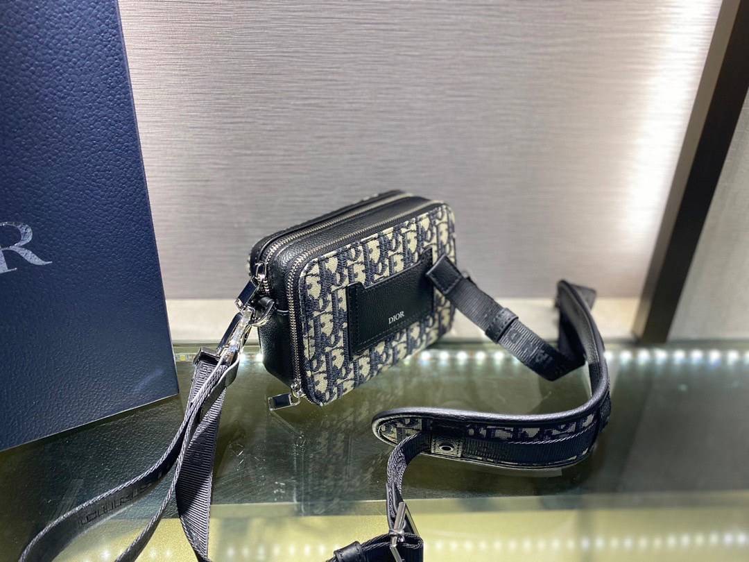 หนังแท้ Christian Dior Plain Leather Logo Messenger & Shoulder Bags / Dior crossbody Beige and Black Dior Oblique Jacquard พร้อมส่งที่ไทย งานหนังแท้และผ้าแจ็คการ์ดเกรดออริจินอล ภาพสินค้าถ่ายจากงานขายจริง ใช้งานต่างประเทศได้