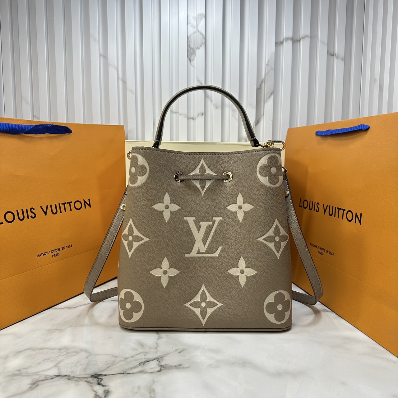 ORI หนังแท้ | LV NeoNoe MM Bucket bag Monogram Flower กระเป๋าสะพายทรงบัคเก็ต เอกลักษณ์ LV และลาย Monogram Flower อันโดดเด่นเพิ่มสไตล์ มีเสน่ห์ชวนหลงใหล