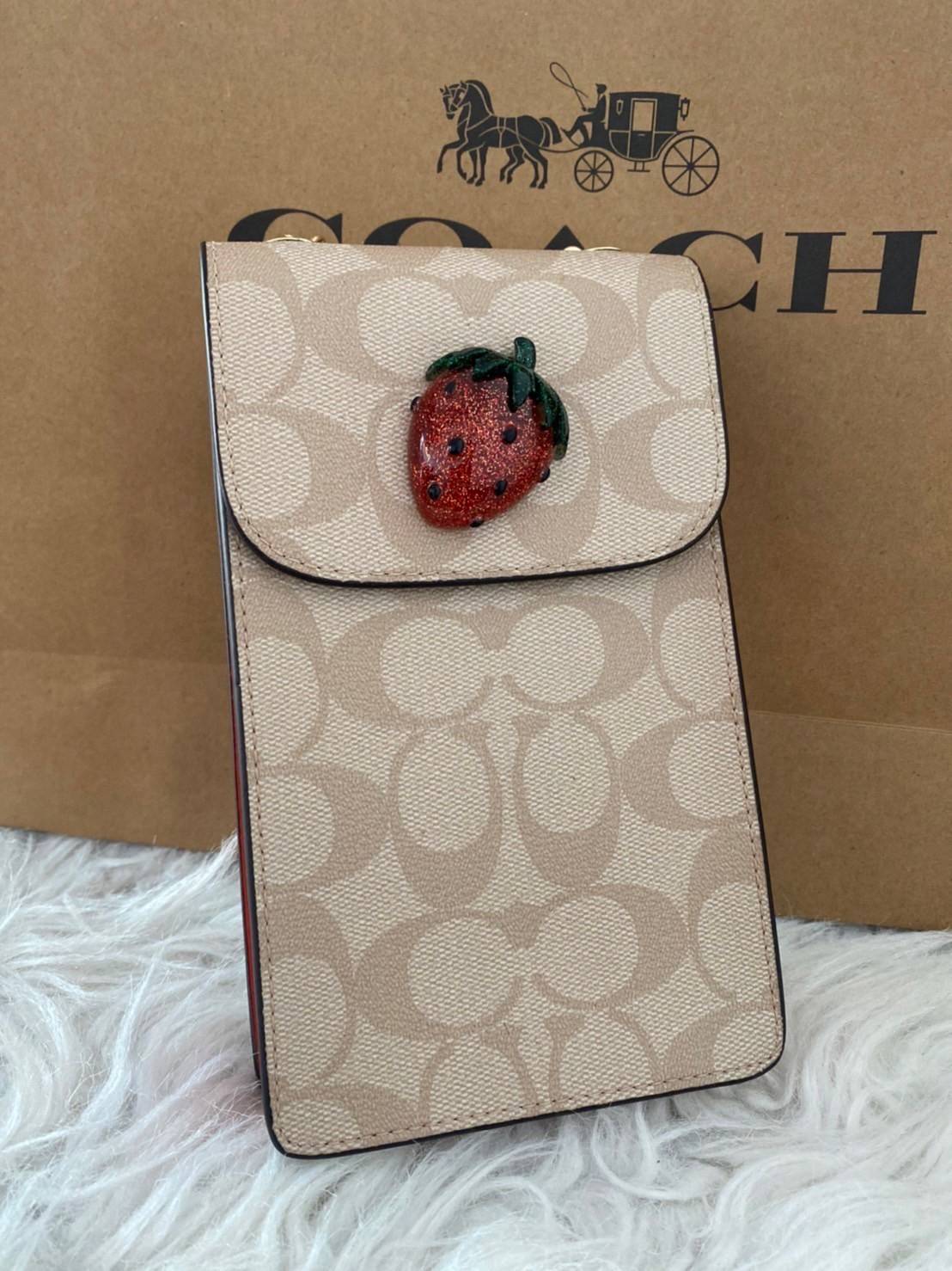 COACH NORTH/SOUTH CROSSBODY IN SIGNATURE CANVAS แจกความสดใสกันอีกครั้ง!! กับกระเป๋าสะพายเอนกประสงค์ Case phone ใส่โทรศัพท์มือถือได้ทุกรุ่น ดีไซน์ลายผลไม้ฉ่ำๆ สวยมีเสน่ห์ 💖 วัสดุหนังแคนวาสคุณภาพ ฝาและภายในเป็นหนังแท้ เปิด-ปิดด้วยกระดุม สายสะพายยาวป