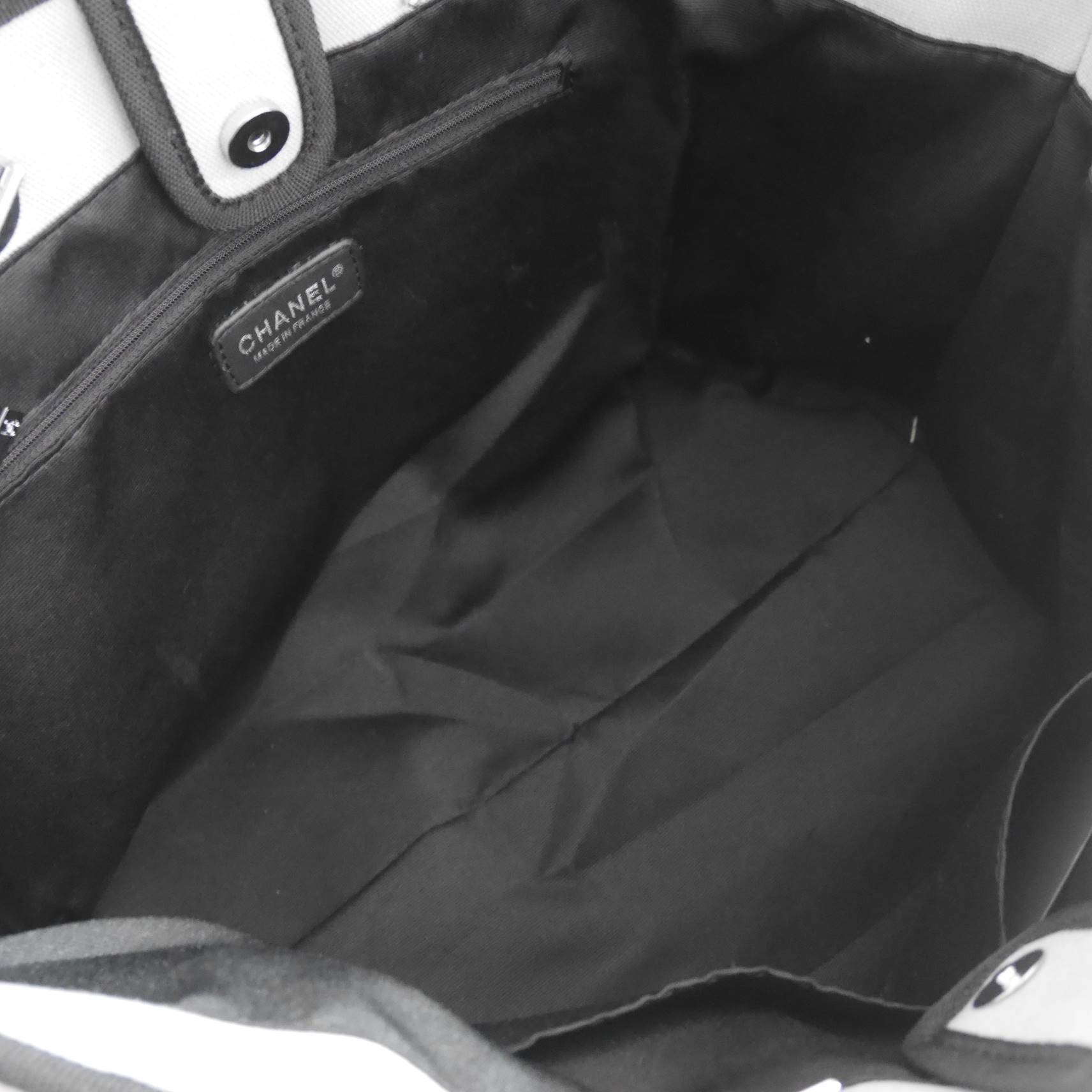 How Cute! 🎄🎄 รุ่นใหม่ล่าสุด!! ที่สาวๆรอคอย Chanel tote canvas bag จากงานพรีเมี่ยม VIP GIFT รุ่นดังเลยค้า Size ใหญ่อลัง บอกเลยว่า **งานดีที่สุด ตัวกระเป๋า กระเป๋าผ้าเป็นผ้า canvas เนื้อดีสมราคา สัมผัส นุ่มลื่นมือมากกกก อะไหล่เงินปั้มแบรนด์แ