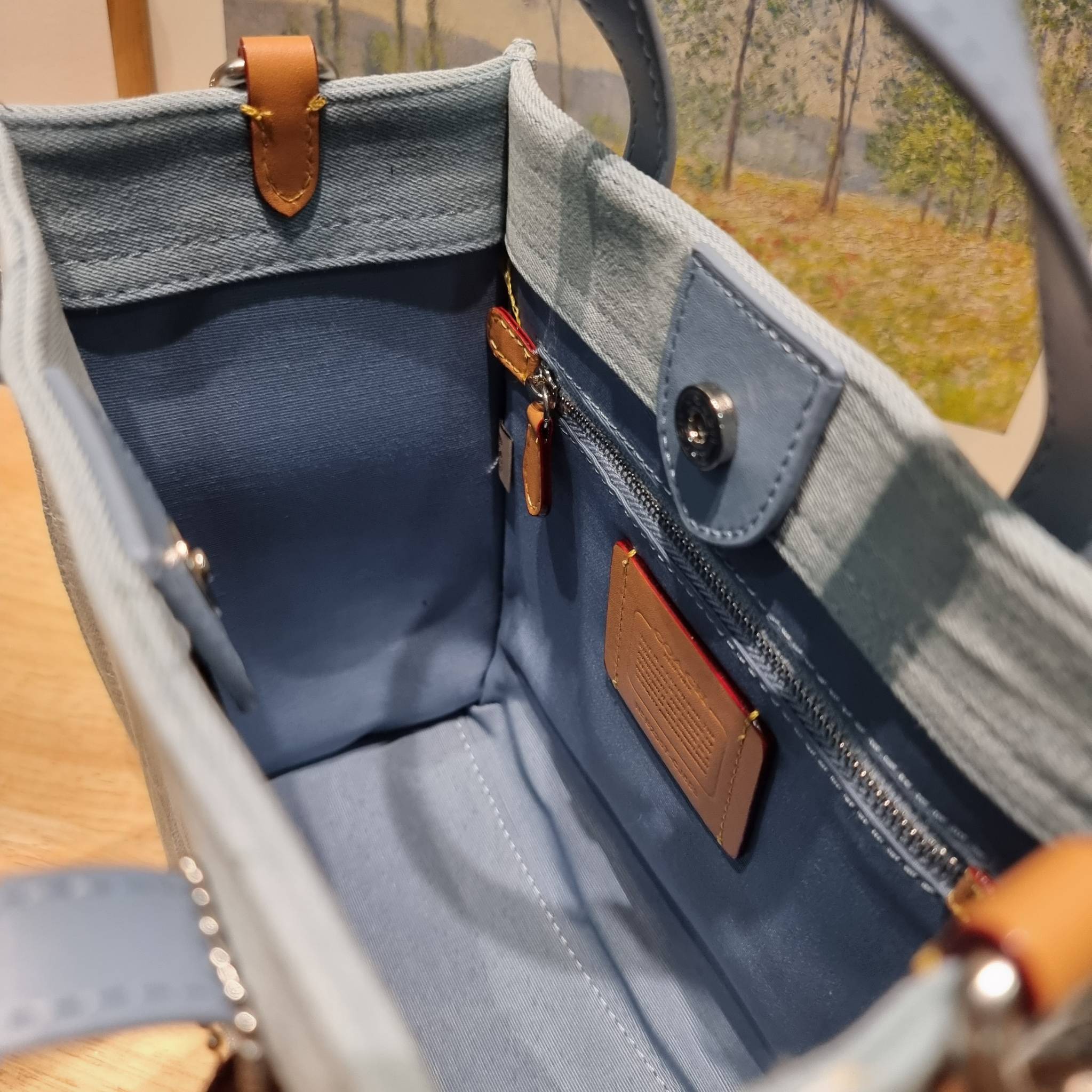 COACH FIELD TOTE 22 IN SIGNATURE DENIM / CJ853 คอลเลคชั่นใหม่ พร้อมสีใหม่ยังไม่เข้าไทย ให้ทุกคนได้มีสวยก่อนใครไปเลย!! กับกระเป๋าทรงโท้ท ไซส์กำลังสวย ดีเทลปั๊มผิวเต็มใบ ดูดี มี texture บวกกับสายสะพายสปอร์ตสีตัดกับกระเป๋า