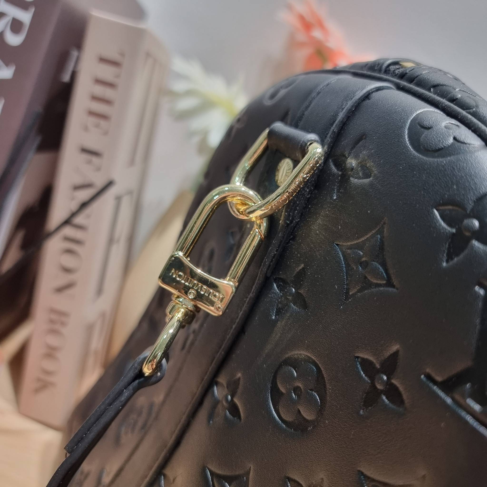 LV KEEPALL BANDOULIERE MONOGRAM LEATHER กระเป๋าเดินทางสุดคลาสสิค ทึ่ใครๆก็เฝ้ารอ ไอเท็มที่จะทำให้การเดินทางไม่ธรรมดาอีกต่อไป ด้วยดีเทลความเป็นเอกลักษณ์ เรียบแต่หรู วัสดุหนังวัวสัมผัสดี ปั๊มลวดลายโมโนแกรมรอบใบ เปิด-ปิดด้วยซิปแน่นหนา มีกุญแจล็อคได้ มีสายสะพ