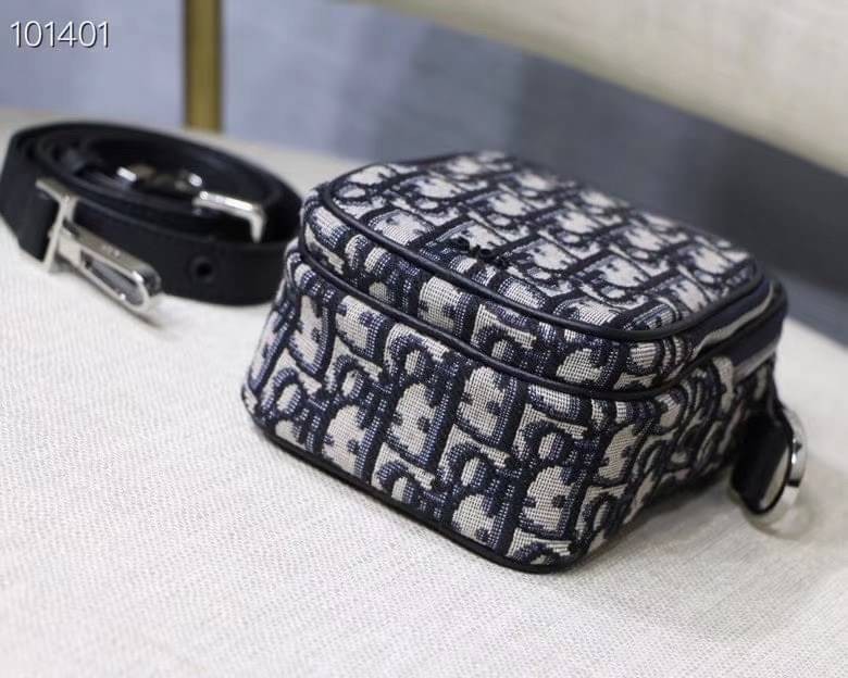 หนังแท้ DIOR OBLIQUE AITPODS MINI BAG พร้อมส่งที่ไทย งานหนังแท้และผ้าแจ็คการ์ดออริจินอล ภาพสินค้าถ่ายจากงานขายจริง ใช้งานต่างประเทศได้