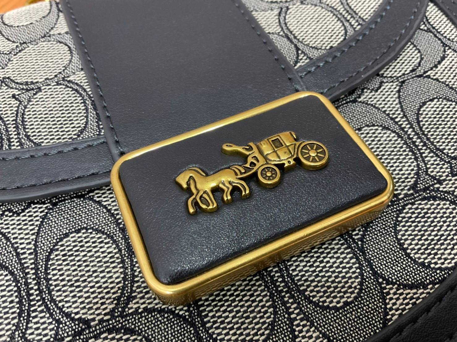 COACH ALIE SADDLE BAG IN SIGNATURE JACQUARD (C4694//C3464) New item!! กระเป๋าสะพายทรง saddle ดีไซน์วินเทจย้อนยุค แฝงความหรูในตัวด้วยอะไหล่สีทองเหลือง โดดเด่นไม่ซ้ำใครแน่นอน วัสดุผ้า jacquard สลับหนังแท้ ภายในเป็นช่องโล่ง มาพร้อมสายสะพายครอสบอดี้ ที่สามารถ