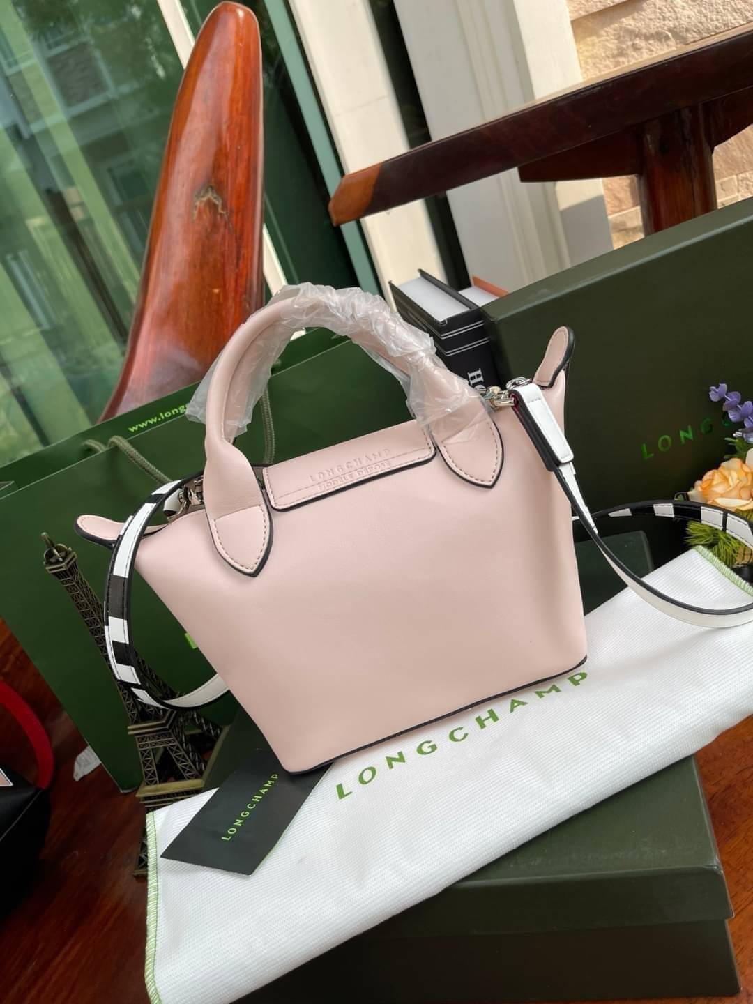 Longchamp year of the Ox Capsule / Longchamp Year of OX LE PLIAGE CUIR TOP HANDLE BAG XS ต้อนรับปีวัวด้วยคอลเล็คชั่นพิเศษ วัสดุหนังเมทิส (Metis) หรือหนังแกะเนื้อนุ่มมาพร้อมหูจับขนาดสั้นเหมาะถนัดมือ