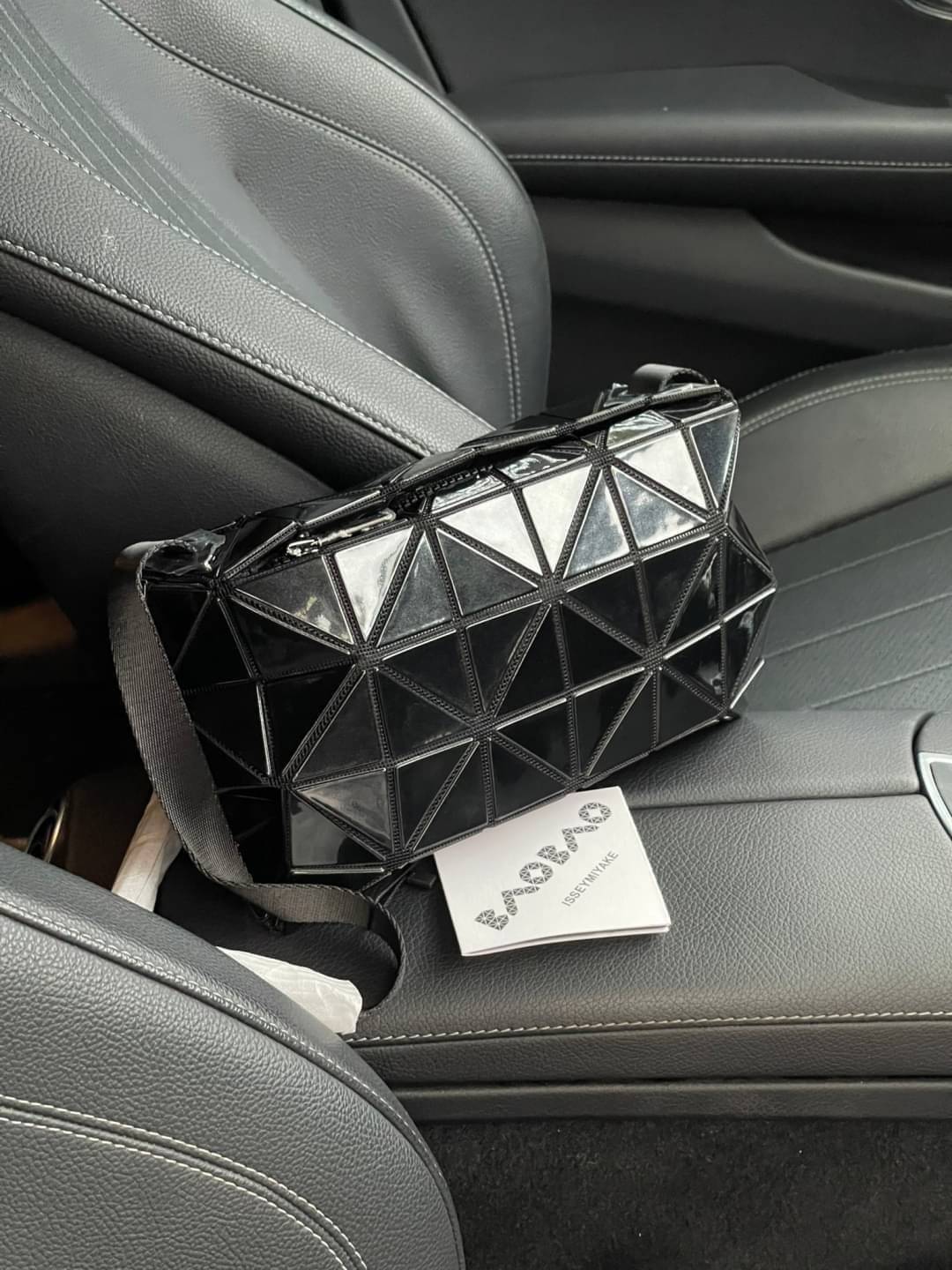 BAOBAO Issey Miyake CARTON GLOSS SHOULDER BAG มาในไซส์ขนาดกะทัดรัด โดดเด่นด้วยดีไซน์อันเป็นเอกลักษณ์ของแบรนด์ ที่สำคัญน้ำหนักเบา