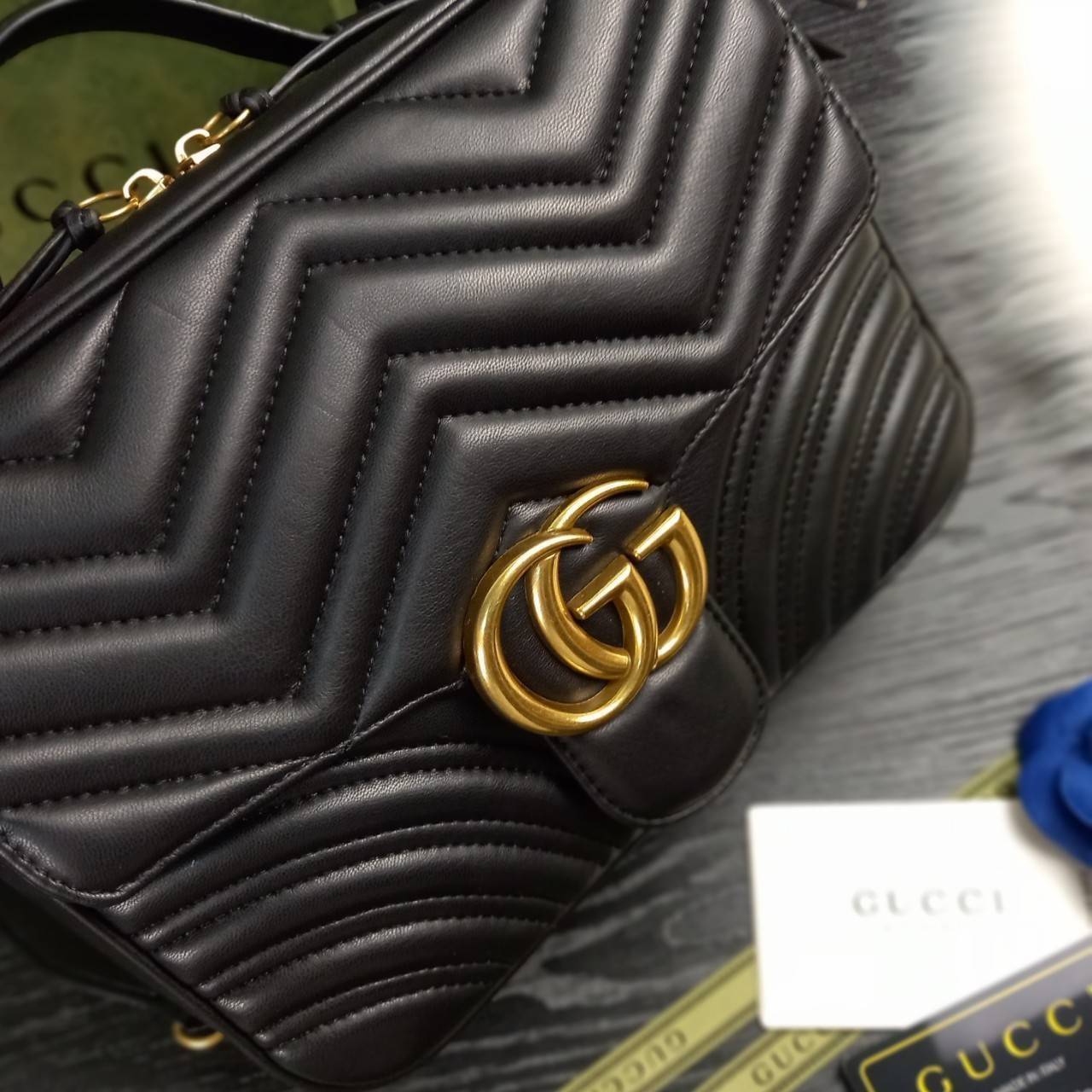 VIP GUCCI GG MARMONT TOP HANDLE SHOULDER BAG / BOLSA GG MATELASSE กระเป๋าถือ กระเป๋าสะพาย คอลเลคชั่นสุดหรู มาพร้อมสายสปอร์ตสะพายยาว สามารถปรับระดับได้ ถอดได้ เป็นอีกรุ่นที่โดดเด่นมากๆ การใช้งานคล้องตัวสุดๆ โดดเด่นด้วยโลโก้ GG ขนาดใหญ่เป็นเอกลักษณ์