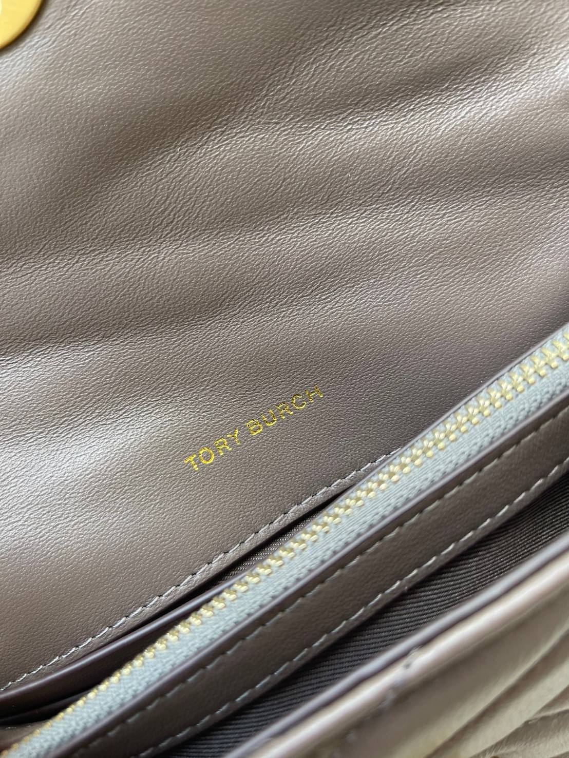 ของแท้ 💯% 】Tory Burch Kira Chevron Chain Wallet Bag เน้นความเรียบหรูดูแพง ต้องยกให้รุ่นนี้ ซึ่งมีขนาดกะทัดรัด ให้ลุคสาวมั่น Active ดูทะมัดทะแมง เหมาะสะพายในวันลำลอง และด้วยความที่เป็นแบรนด์ของทอรี่