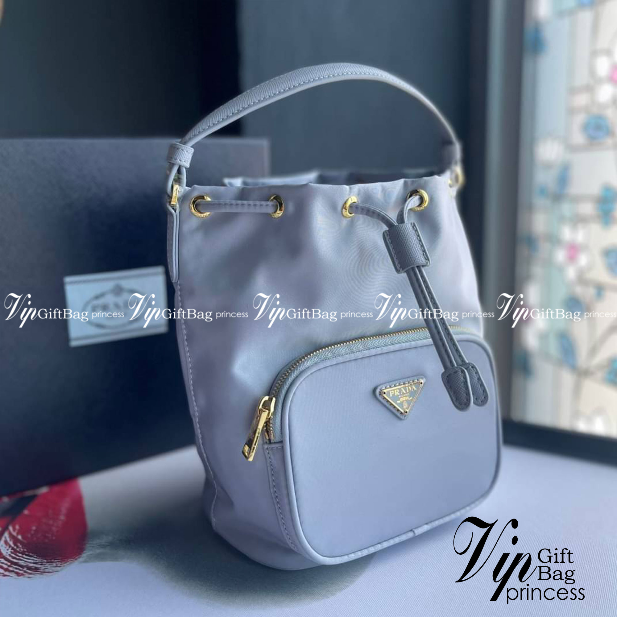 Prada Duet Re-Nylon Bucket shoulder bag / Prada Nylon bucket bag Pastel เกรดใช้สลับใบจริง ออริจินอล ใช้งานต่างประเทศได้ น้องสาวสุดสวยมาให้จับจองอีกหนึ่ง สีพาสเทลน่ารักละมุนมากๆ ค่ะ กระเป๋าสะพายข้าง ทรงขนมจีบ ไซส์มินิ ขนาดน่ารักน่าใช้มาก วัสดุขอบหนังแท้ แล