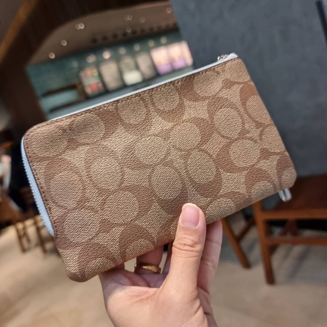 COACH F87591 DOUBLE CORNER ZIP WALLET IN SIGNATURE COATED CANVAS คล้องมือรุ่น 2 ซิป!! มาแล้วจ้า 🌟🤗 ไซส์นี้คือเหมาะมือจริงๆ พกง่ายเช่นเคย ไม่ต้องกังวลว่าจะเกะกะหรือกินพื้นที่กระเป๋าหลัก วัสดุหนังแคนวาสเคลือบลาย มีช่องหลักแยก 2 ช่อง ภายในบุผ