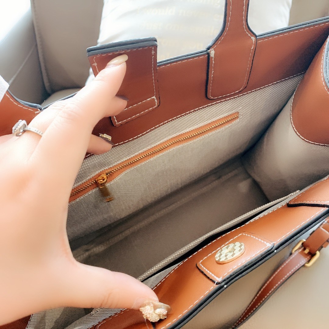 ของแท้ 💯% Tory Burch Ella Canvas Quadrant tote วัสดุ ผ้าCanvas ทั้งใบตัดด้วยหนังแท้สีน้ำตาล ตัวกระเป๋าตั้งอยู่ทรงสวย