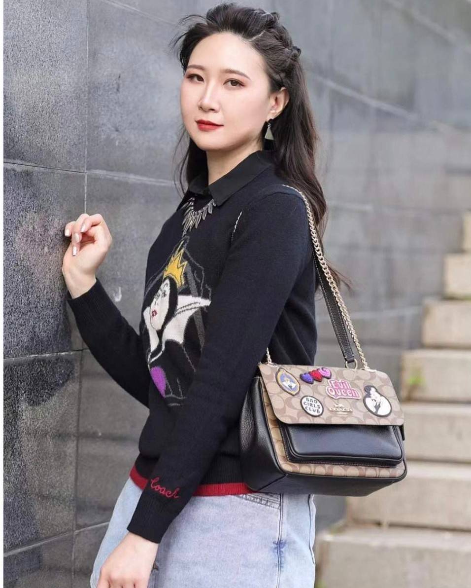 Coach Disney X Coach Klare Crossbody 25 In Signature Canvas With Patches((CC152)) พร้อมส่งก่อนใคร! เริ่ดๆ ชิคๆ กันก่อนค่ะ กับกระเป๋าสะพายแบบครอสบอดี้ร์หรือทบสายคู่ใช้งานแบบหิ้วหรือคล้องไหล่ได้ ✔️หนังแท้อย่างดีสวยมากๆค่ะ