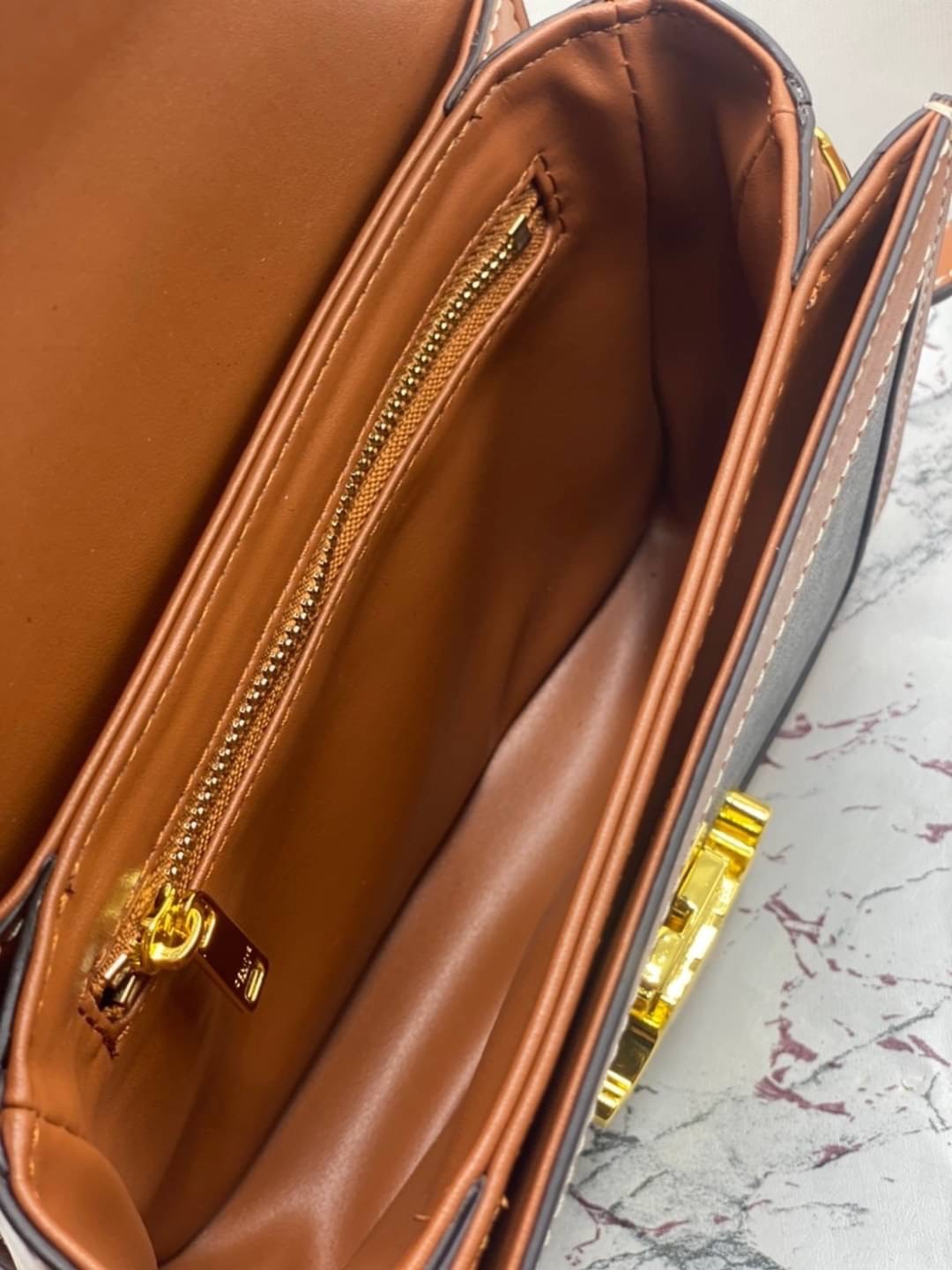 CELINE TRIOMPHE CROSSBODY BAG / CELINE TEEN ดีไซน์ยอดนิยมสไตล์ LISA ทรงสี่เหลี่ยมหนังสวยหรูอยู่ทรงเปิดปิดด้วยฝาปิดโลโก้แบรนด์อะไหล่ทอง ภายในมีช่องหลัก ช่องย่อย และช่องซิป สามารถใส่มือถือของใช้จุกจิกได้เยอะ มาพร้อมสายสะพายหนังยาวปรับระดับได้ จะสะพายไหล่ CR