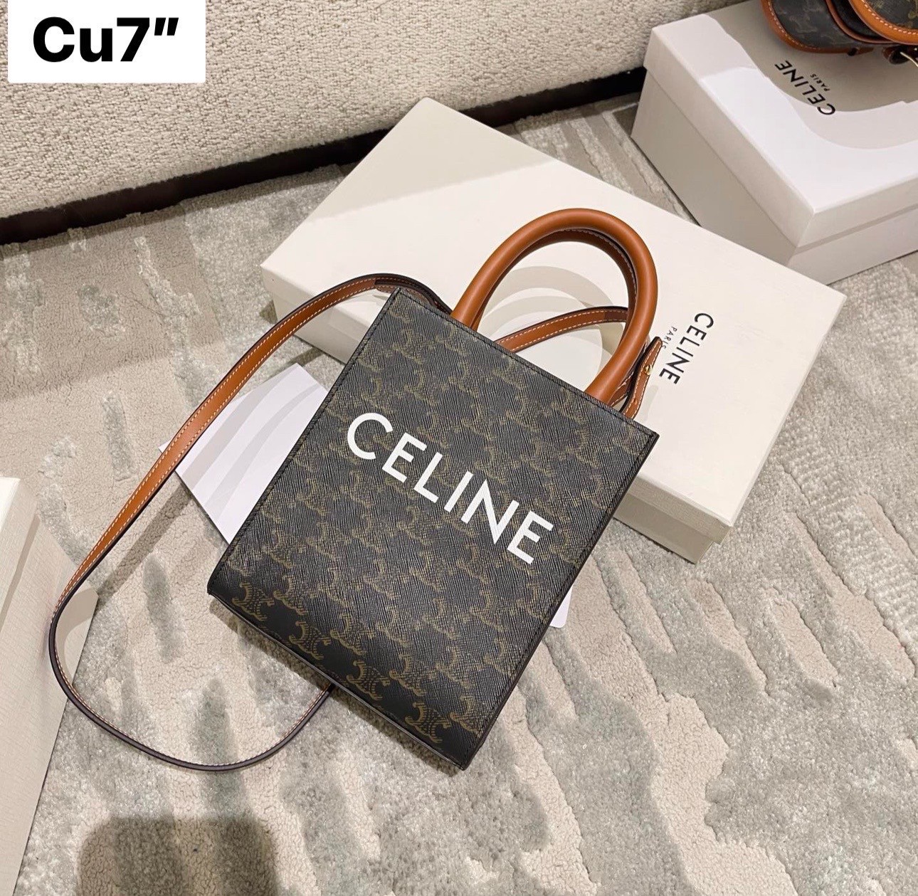 CELINE Vertical Cabas bag in Triomphe canvas ใหม่พร้อมเสิร์ฟ กับกระเป๋าสะพายทรงโท้ท ไซส์มินิ ขนาดกำลังสวยพอดี สะดวกพกพา โดดเด่นด้วยโลโก้เพิ่มดีเทลความแพงไปอีก