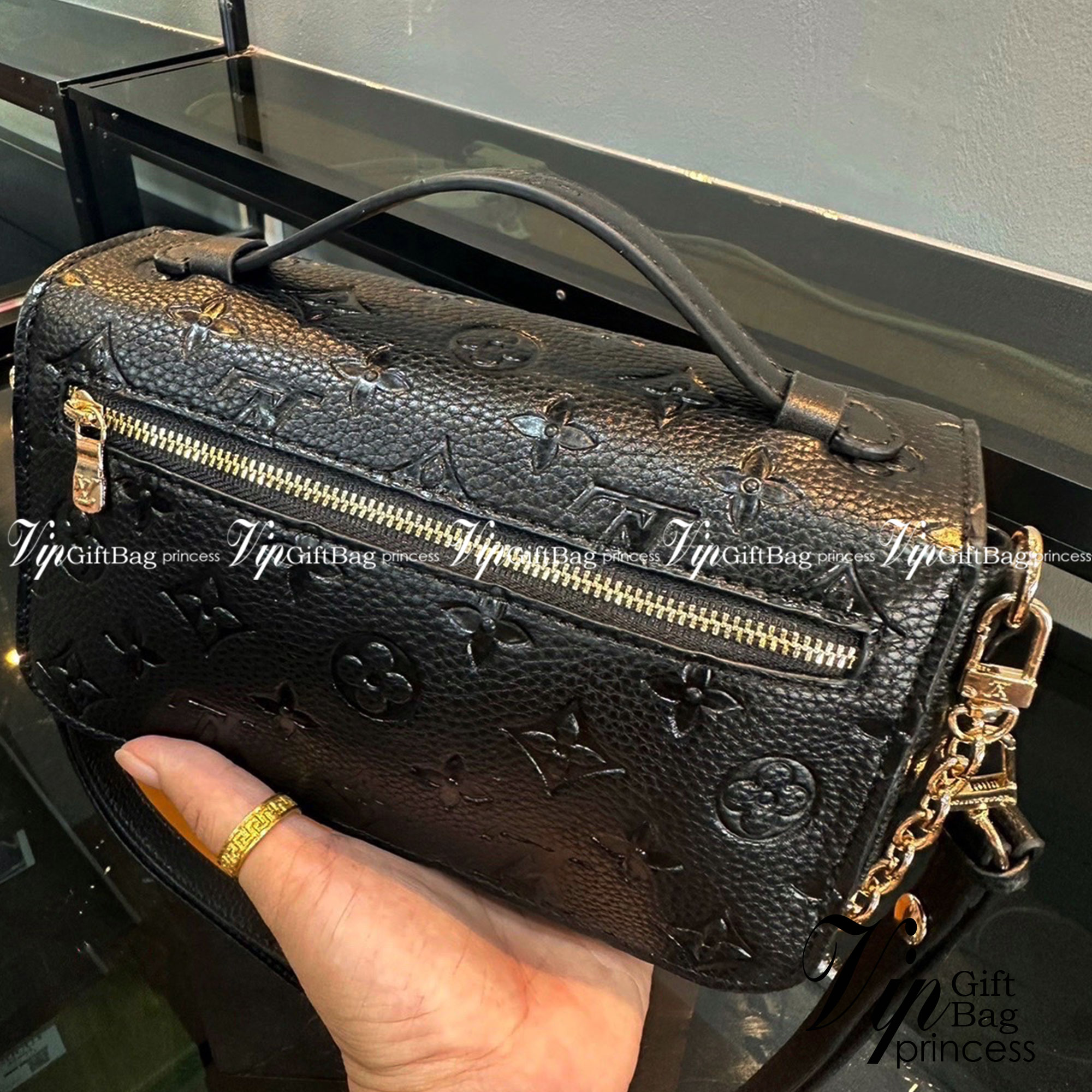 LV Pochette Métis East West กระเป๋าสะพาย พร้อมสายโซ่สีทองสำหรับสะพายไหล่แบบสั้นอย่างมีสไตล์ และสายหนังถอดได้ กระเป๋า Monogram แคนวาส แต่งขอบหนัง และตัวล็อกแบบ S-lock อันเป็นเอกลักษณ์ ของความหรูหรา พร้อมส่งที่ไทย ภาพถ่ายจากงานขายจริง ใช้งานต่างประเทศได้
