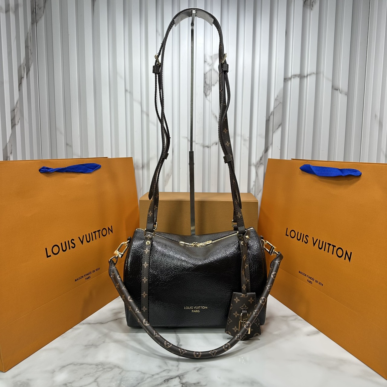 ORI หนังแท้ | LV Express PM Bag 25cm กระเป๋าสะพายทรงหมอนสปีดี้ดีไซน์ใหม่ล่าสุด โฉบเฉี่ยว แต่งคาดหน้าโมโนแกรมโดดเด่น ตัวกระเป๋าสีพื้นตัดกันอย่างลงตัว พร้อมหูแบบจับยาวถอดได้จะถือหรือคล้องไหล่ก็เก๋