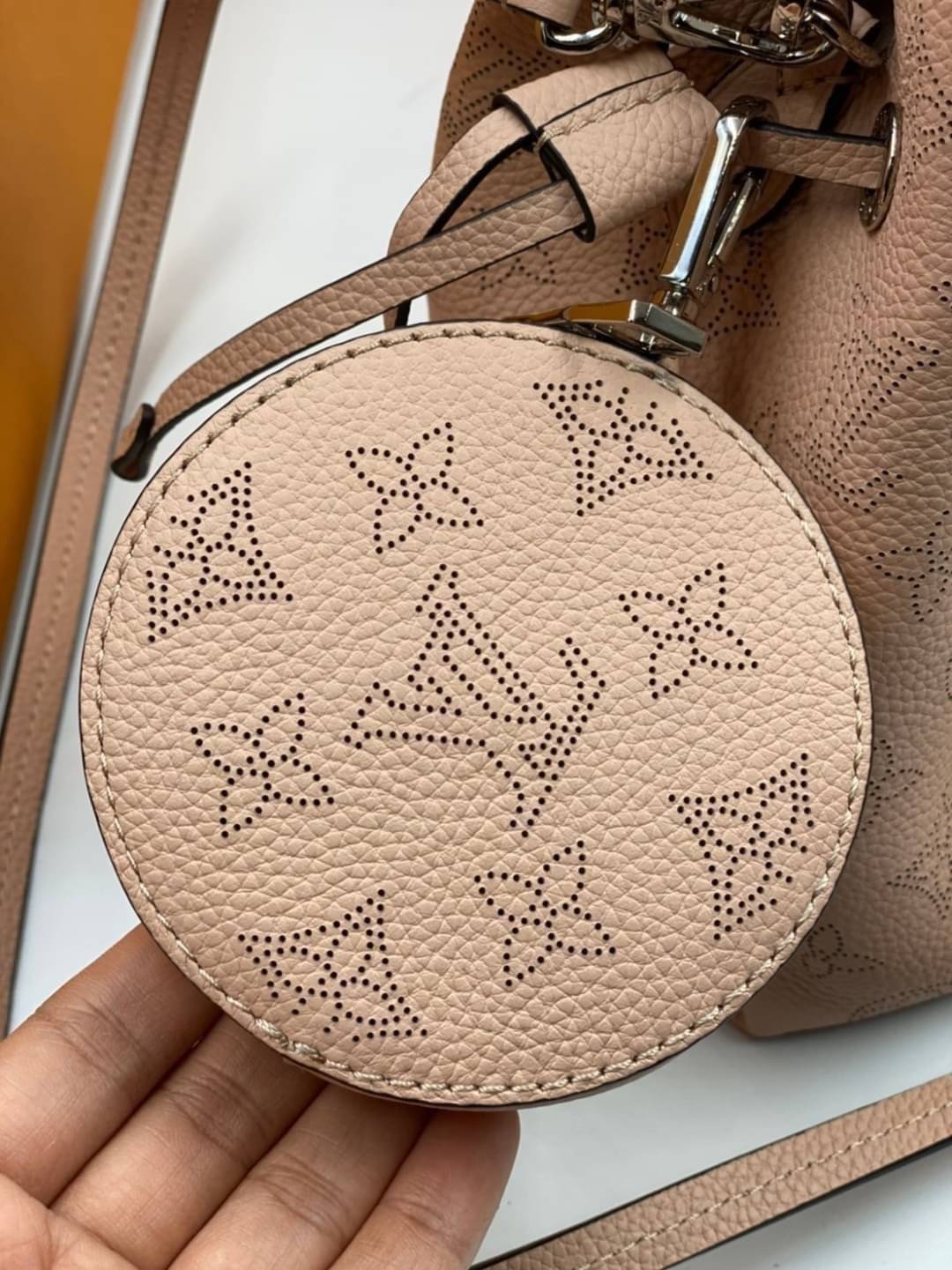 พรีเมี่ยมกิ๊ฟแท้ 100% 】หนังแท้ LOUIS VUITTON Muria Mahina Perforated Calf Leather Shoulder Bag Vert