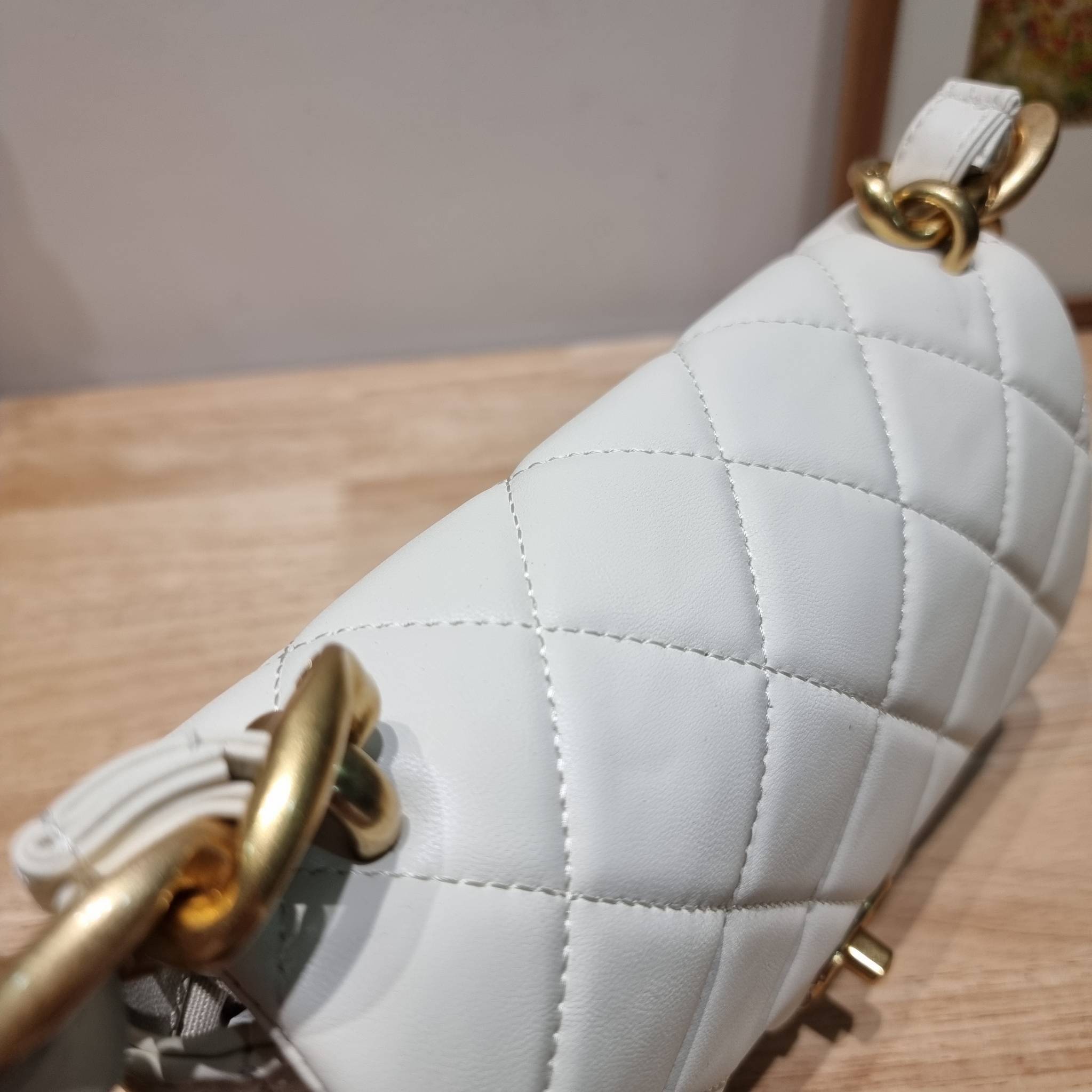 Chanel chunky chain bag สวยฟาดย้อนยุคความหรู ในราคาที่จับต้องได้ กับกระเป๋าสะพายไหล่ ไซส์กำลังสวย โดดเด่นด้วยสายสะพายโซ่สลับหนังเส้นใหญ่ ทนทาน ดูแพง