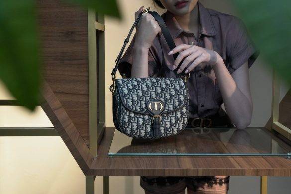 DIOR CD MEDIUM BOBBY BAG กระเป๋าสะพายข้างพรีเมี่ยมกิ๊ฟทรงสวย ดีไซน์ย้อนยุค เป็นเอกลักษณ์ไม่เหมือนใคร เปิด-ปิดด้วยกระดุมแม่เหล็ก ใช้งานง่าย อะไหล่ทองดูหรู ภายในเป็นช่องโล่ง มาพร้อมสายสะพาย crossbody ถอดออกได้ ปรับได้ จะถือเป็นคลัทช์ออกงานก็ได้ สะพายไปทำงาน