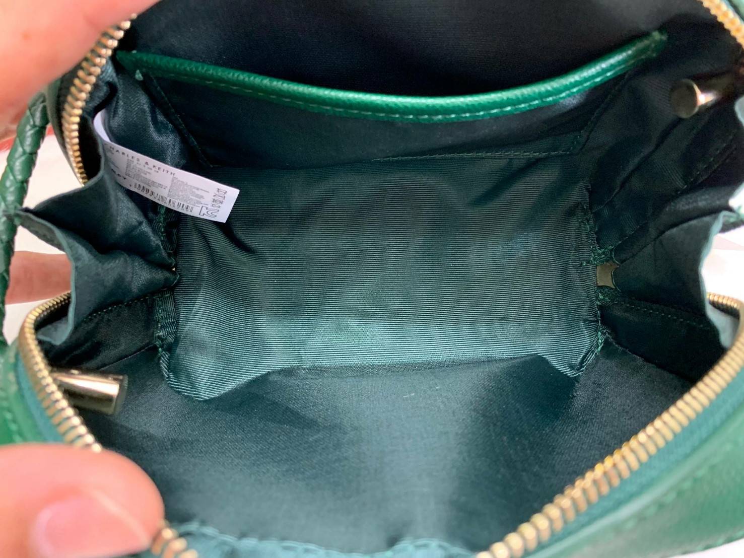 CHARLES & KEITH METAL PUSH LOCK CROSSBODY BAG รุ่นฮิตขายดีมีมาพร้อมส่งแล้วจ้า กับกระเ๋าสะพายไซส์น่ารัก วางอยู่ทรง เปิดปิดด้วย ตัวล็อกด้านหน้า ด้านในแบ่งเป็น 2 ช่องมีช่องซิปตรงกลาง จุของได้เยอะพอควรเลยค่ะ ใส่ iPhone plus ได้สบายๆ และของจุกจิกที่จำเป็น รุ่น