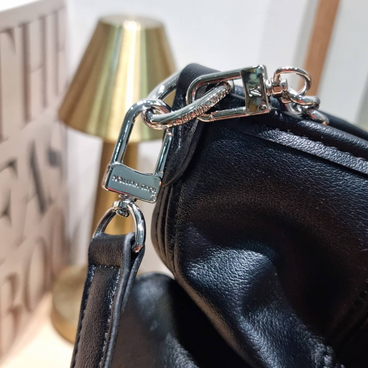 LV CARRYALL CARGO VIBE ใหม่ล่าสุด กระแสกระเป๋าไวบ์คาร์โก้มาแรงสุดๆ ดีไซน์สีดำคลาสสิค มีดีเทลลูกเล่นแซมลวดลายกิมมิค ทำให้กระเป๋าดูโก้และดูติดแกลมมาก เหมาะใช้ได้ทุกวัน