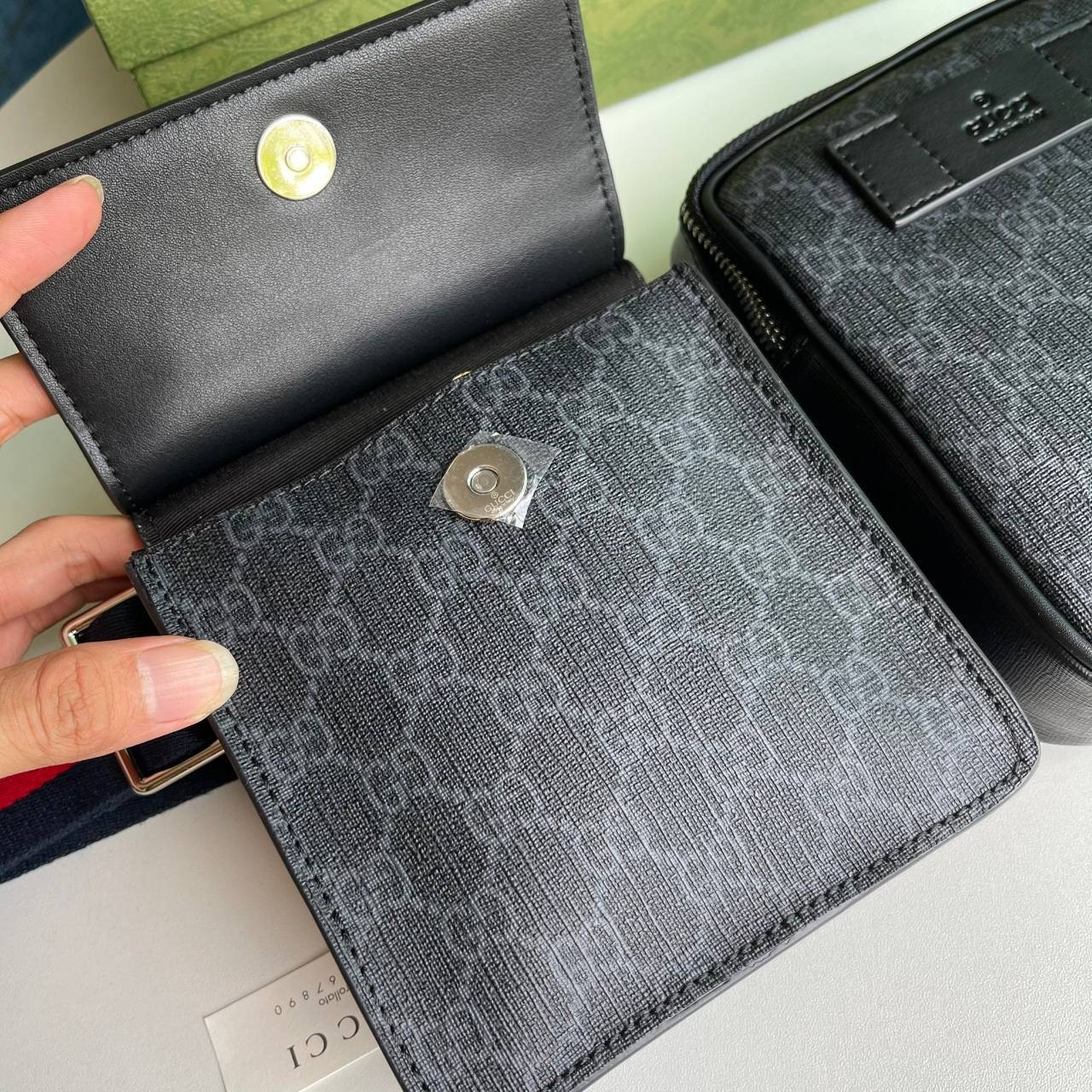 หนังแท้ Gucci GG Supreme belt bag - Neutrals A two-pouch belt bag in GG Supreme canvas with black leather trims. กระเป๋าคาดอก/คาดเอว อีกรุ่นหนึ่งที่หลายคนตามหา งานออริสวยมาก ทำจากหนังแท้ สามารถใช้ได้ทั้งผู้ชายแล้วก็ผู้หญิงสามารถคาดเอวหรือคาดอกก็ได้ พร้อมส